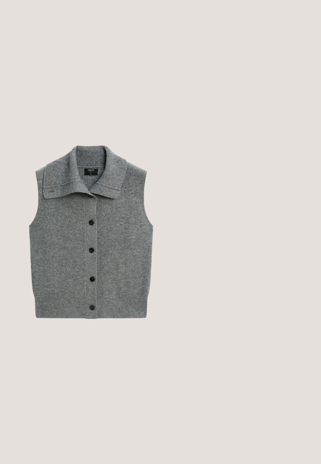 Cardigan gris sans manches en tricot avec un large col côtelé et cinq boutons noirs sur le devant.; Chemise blanche à manches longues, affichée à plat, côté dos visible, col rond simple, design minimaliste, sans motifs ni logos.; Pantalon large court gris avec des rayures verticales subtiles et des détails de boutons à la taille et aux poignets.; Mocassin en cuir noir avec une finition texturée, semelle plate et une bride penny traditionnelle sur le dessus, montré de profil.; Lunettes de soleil noires œil de chat avec verres teintés vert foncé, vue de face, sur fond blanc uni.; Sac à main en cuir noir à la forme structurée, avec deux poignées supérieures, un détail boucle, et une texture lisse. Logo embossé à l'avant.