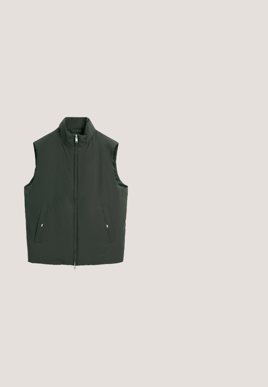 Ærmeløs mørkegrøn polstret vest med frontlynlås og to sidelommer med trykknapper, stående krave, ensfarvet design.; Mørkegrøn hættetrøje med lange ærmer, front kængurulomme og lille hvidt logo på venstre bryst.; Mørkegrønne joggingbukser med elastik i taljen, snørre, sidelommer og elastiske manchetter.; Hvide sneakers med grønne accenter, lavet af læder og ruskind. Har en tekstureret overdel, polstret krave og en gummisål med synlige mønstre.; Rektangulære mørkegrønne gennemsigtige solbriller med grå linser og subtile sølvpileformede detaljer på de ydre kanter af stellet.; Kompakt olivengrøn skuldertaske med tekstureret stof, en front lynlåslomme og justerbar sort snorrem.