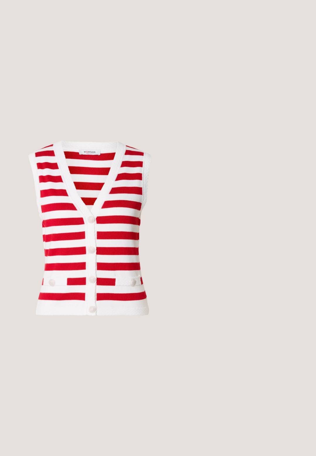 Gilet sans manches rayé rouge et blanc avec un col en V, cinq boutons sur le devant et deux poches décoratives à la taille.; Haut blanc à manches longues avec un col rond et des détails froncés autour du col. Fabriqué en tissu lisse et possède une ouverture en forme de clé au dos.; Pantalons cargo navy avec une ceinture comportant un anneau en argent, quatre poches et un design de jambe fuselée, fabriqués en tissu doux et texturé.; Talons slingback beiges en cuir lisse. Présentent un bout pointu, un design découpé et un petit talon cylindrique pour plus de stabilité.; Sac hobo en cuir couleur crème avec une seule bandoulière, texture lisse et un détail de fermoir doré à l'avant.; Paire de boucles d'oreilles créoles texturées en ton or avec tiges fines sur fond blanc.