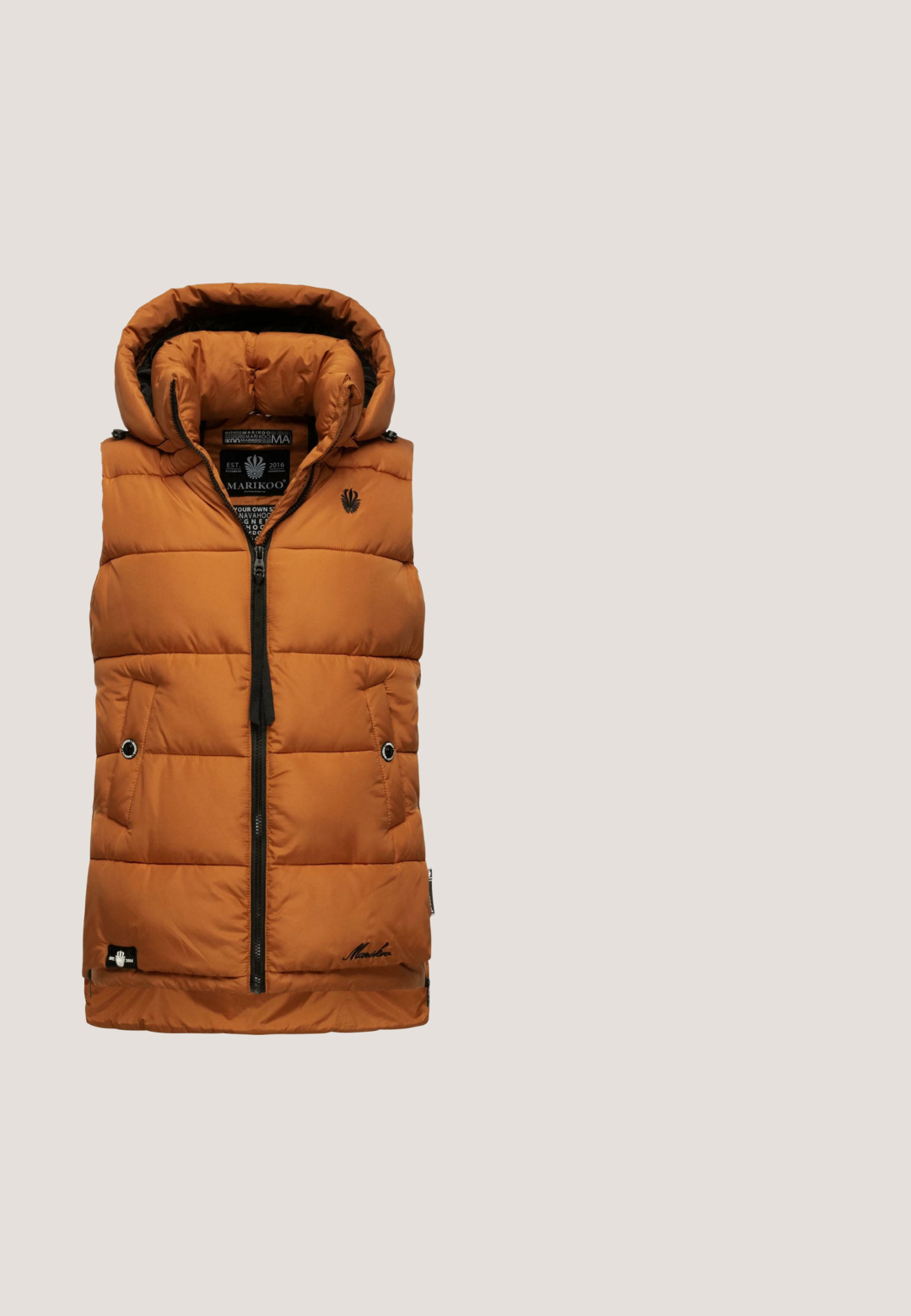 Oranje gewatteerde vest met een capuchon, ritsluiting, zijzakken en elastische accenten. Bevat een logo en label aan de binnenkant. Gladde textuur.; Roestkleurige lange-mouw trui met een ronde hals en een cirkelvormige afbeelding van een gele zon en groene golven op de voorkant.; Katoenen T-shirt in lichtgeel met een cirkelvormige grafiek van een vervagende zonsondergang en silhouetten van donkere dennenbomen.; Bronzen cargobroek met een relaxte pasvorm, elastische tailleband en twee zijzakken. Soepele textuur, lichtgewicht stof en geen zichtbare patronen.; Bruine suède outdoor schoen met blauwe veters, zwarte rubberen zool en een slank ontwerp. Beschikt over een trek lus aan de achterkant voor gemakkelijk aantrekken.; Oranje rechthoekige crossbodytas met voorflapzak en zwarte verstelbare schouderband, met merknaam "Napapijri geographic" aan de voorkant.