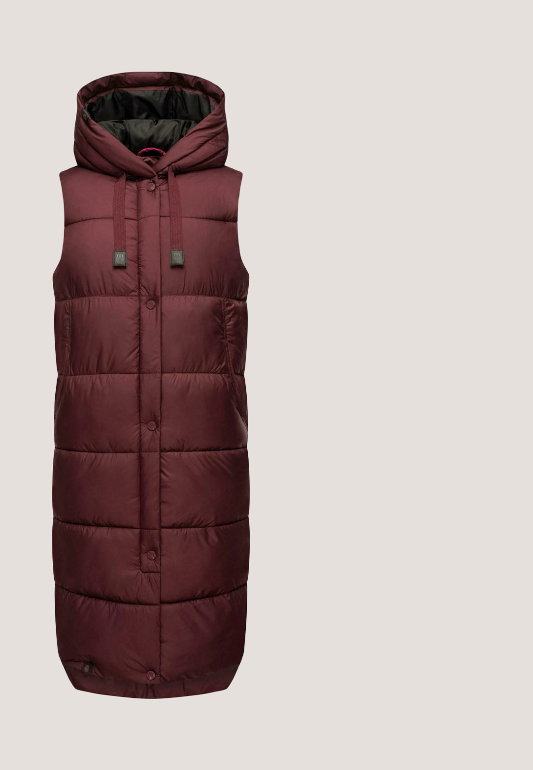 Bordeaux polstret vest med hætte, frontlukning med knapper, justerbare snore og sidelommer, med en glat overflade og kviltet design.; Bordeaux sweatshirts med et geometrisk hvidt stjernes mønster. Ribbet rund halsudskæring og manchetter. Blød tekstur og afslappet pasform.; Burgunderfarvet bluse med lange ærmer, rund halsudskæring, blød tekstur, afslappet pasform og synlige syninger på forsiden og ærmerne.; Vinrøde joggingbukser lavet af blødt stof, med snøre i taljen, tætsiddende pasform, elastiske ærmer og uden synlige mønstre eller accenter.; Rød lavtop sneakers med beige sål, snørelukning foran, hvid hælkappe og "Tamaris" branding på siden og hælområdet.; Rød stof crossbody taske med to frontlomme med lynlås, justerbar rem og logodetalje. Glat tekstur med kontrasterende hardwaredetaljer.