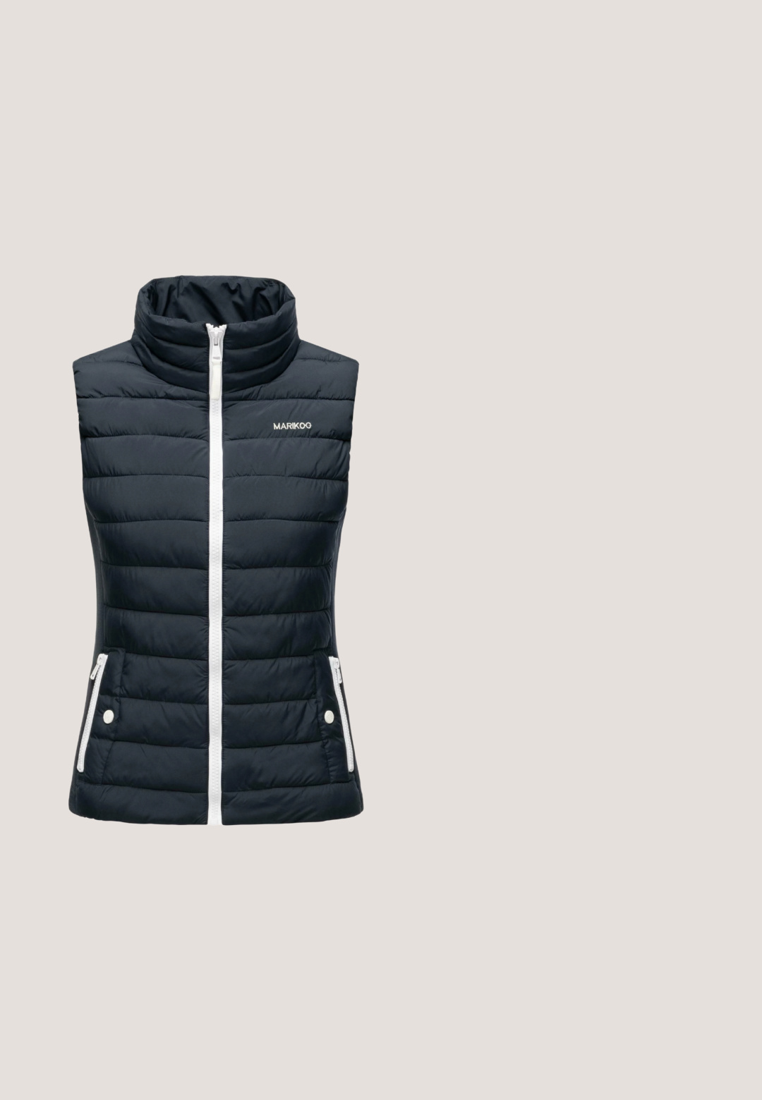Marine-blauwe gewatteerde gilet met hoge kraag, witte rits en twee met rits afgesloten zijzakken; heeft een gequiltde structuur en minimale branding op de borst.; Oxmo OMAYA - Sweater - insignia blue; Navyblauw geribd poloshirt met lange mouwen, kraag en drieknopenbies, slim fit, stoffen label aan de binnenkant van de hals.; Marineblauwe, recht gesneden, hoog uitgesneden broek met een brede tailleband, zonder zichtbare zakken of versieringen, voorkant weergegeven op een witte achtergrond.; Marineblauwe gestructureerde stof sneaker met een vetersluiting, contrasterende witte tussenzool en rubberen buitenzool voor grip en duurzaamheid.; Kleine blauwe crossbodytas met verstelbare riem en voorvak met rits op een witte achtergrond.