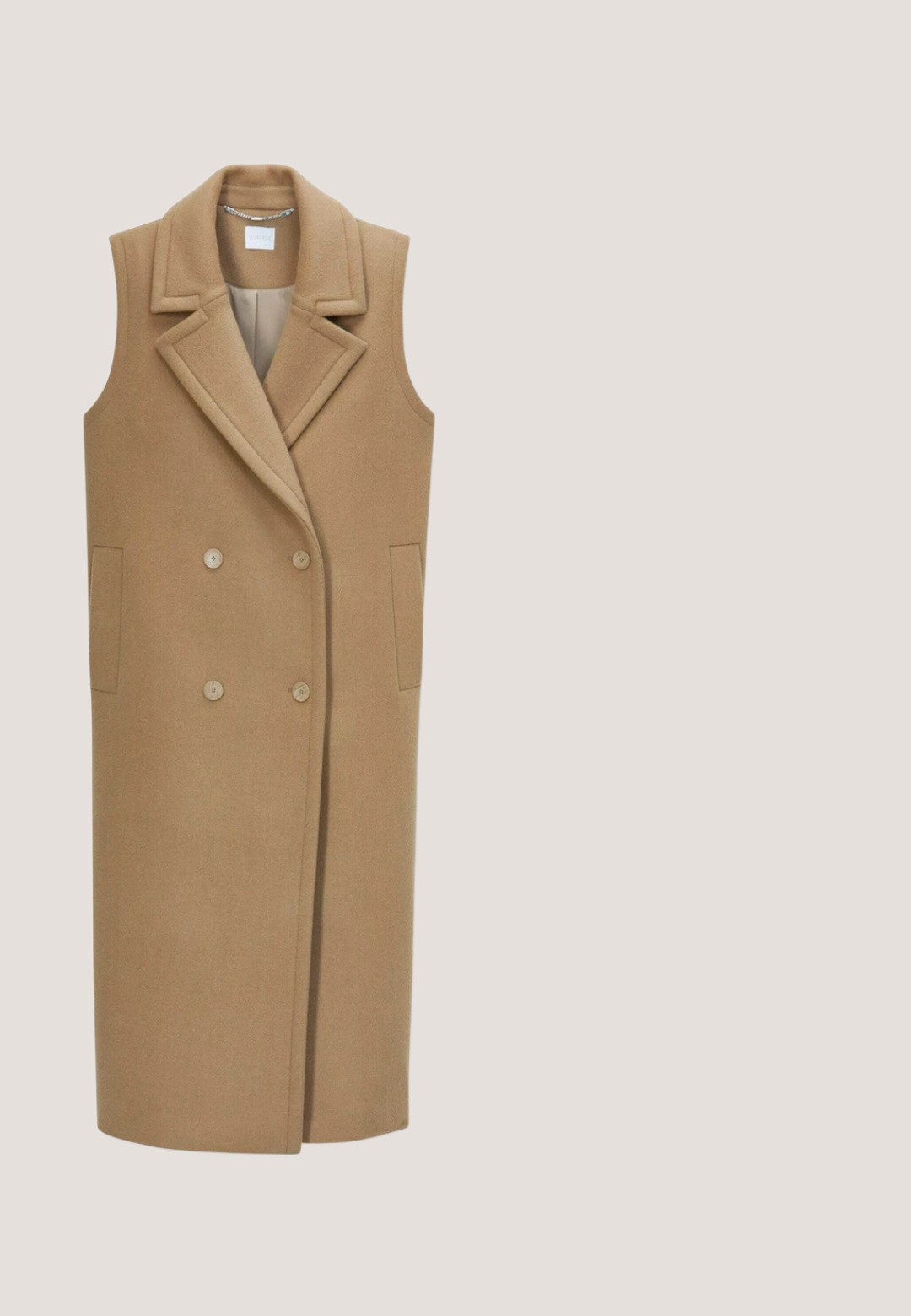 MADELEINE Veste sans manches - caramel; Pull en col roulé beige en maille douce, avec un col et des poignets côtelés, une coupe décontractée et un ourlet droit.; Pantalons larges gris clair avec un devant plissé, présentant une texture douce et une fermeture éclair discrète sur le côté.; Bottine en cuir noir avec un bout arrondi, un petit talon bloc, une texture lisse et un accent logo subtil au niveau de la cheville.; pure cashmere COLLAR SCARF - Écharpe tube - oatmeal; Sac bandoulière rectangulaire en cuir beige avec bandoulière réglable et fermoirs argentés, embossé d'un petit nom de marque au centre avant.