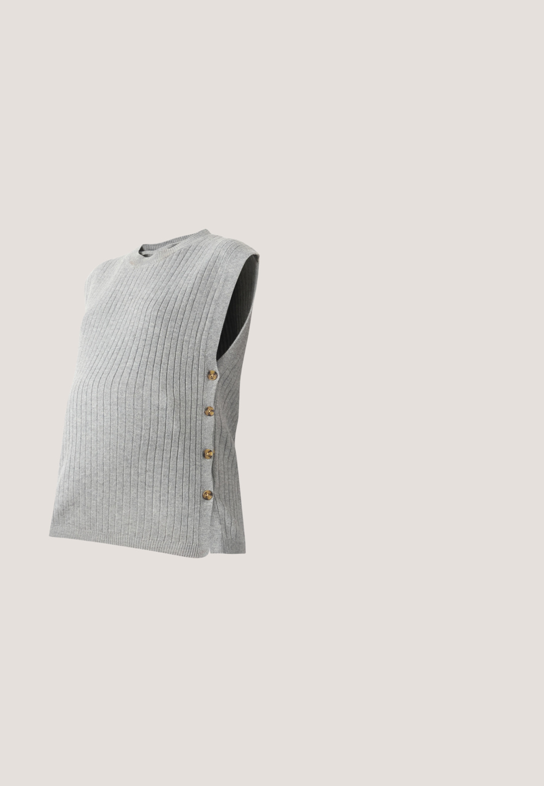 Blusa de maternidad gris con canalé, cuello redondo y cierre de botones laterales, que presenta cuatro botones dorados a lo largo de la costura izquierda.; Vestido de maternidad negro con canalé, con un corto cuello tipo polo y mangas cortas, diseñado para acomodar una barriga en crecimiento.; Vaqueros premamá negros con una cintura alta elástica y corte recto, diseñados para ofrecer comodidad y soporte durante el embarazo.; Bailarinas de charol negras con punta afilada, detalle de un pequeño lazo en la parte delantera y un tacón cuadrado bajo. Textura suave y brillante.; Mujer vistiendo un blazer negro y una falda, sosteniendo un gran bolso de hombro de ante marrón oscuro frente a un fondo blanco.; Dos collares plateados sobre fondo blanco, uno con un colgante de cristal en forma de lágrima y el otro con eslabones de cristal ovalados.