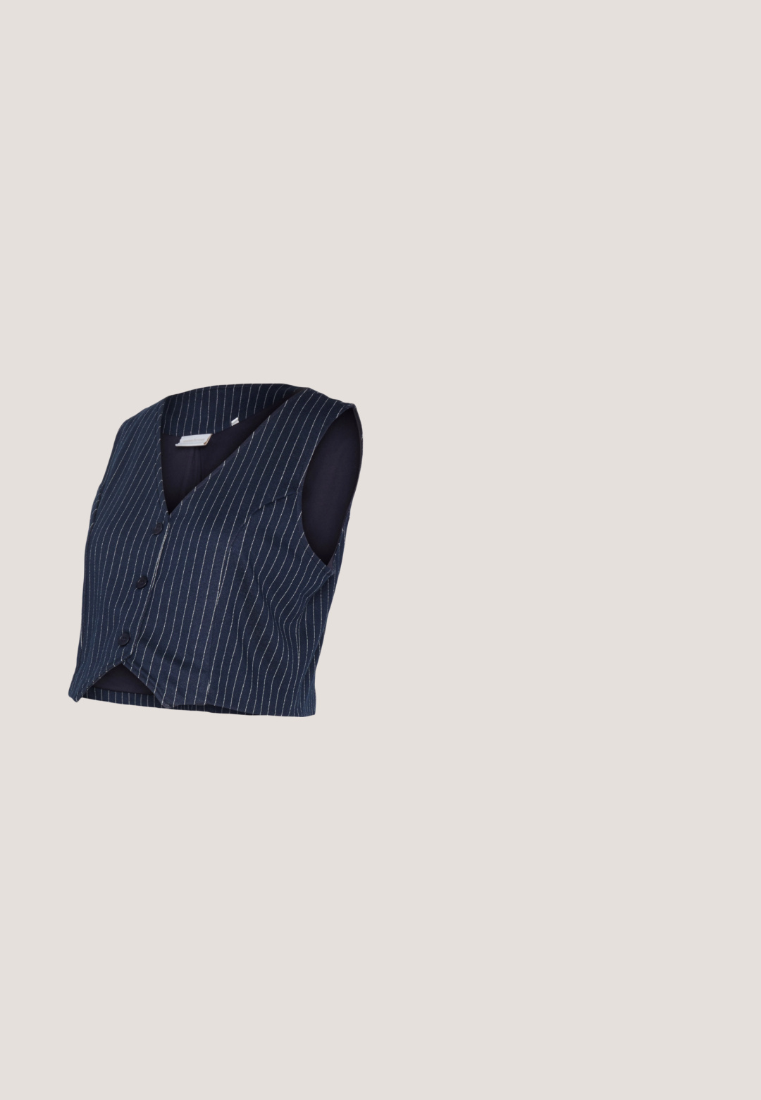 MAMALICIOUS MLMIKKO VEST - Vest - navy blazer; Anna Field MAMA Top - 802 - black; Sorte bukser med lige ben vist bagfra på en mannequin, med høj talje og et simpelt, uudsmykket design.; Sorte patentlæder snørebåndsko med rund tå, tekstureret gummisål og seks øjer til snørebånd. Glat, blank overflade.; Firkantede solbriller med skildpadde-mønster, mørkebrune linser og guldhardware-præg på stængerne. Plastisk ramme, slankt design.; Sølvfarvede metal hoops øreringe med en glat, blank overflade og buet halvmåneform, der har et minimalistisk design uden synlige mønstre.