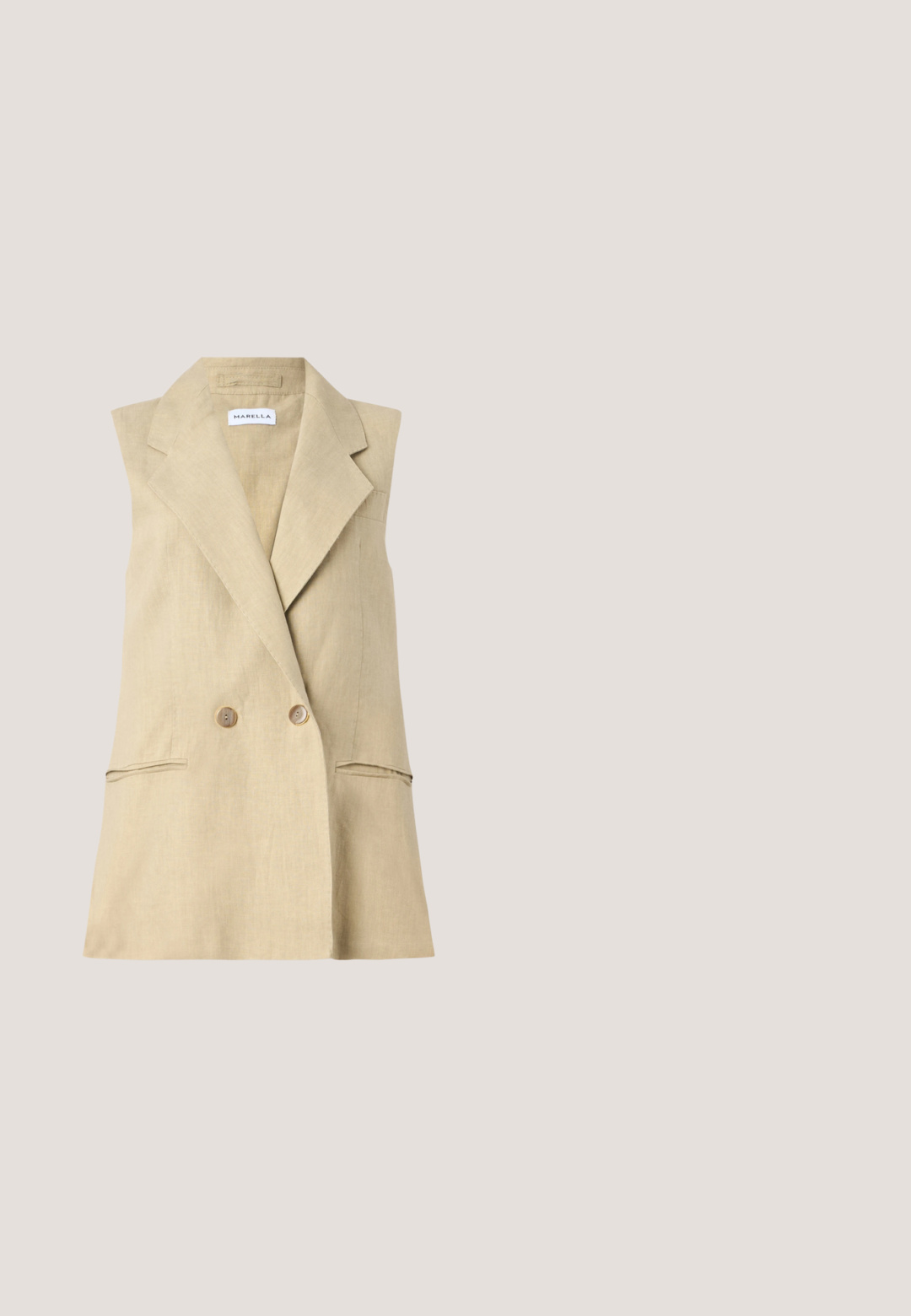 Beige linnen mouwloze blazer met een notch-kraag, dubbele knoopsluiting en twee voorzakken. Fijne textuur.; Mouwloze witte blouse met ronde hals en zichtbare ritssluiting op de rug, getoond tegen een effen witte achtergrond.; Beige, hoge taille, wijd uitlopende broek met ceintuurlussen en naaddetails, plat uitgestald op een lichtgrijze achtergrond.; Bruine leren slide sandaal met een kruislings ontwerp, platte zool en een lage vierkante hak. Bevat geborduurde bloemenaccenten op de band.; Beige geweven draagtasje met bruine biezen en handvatten, vergezeld van een kleinere beige pouch met bruine randen en een ritssluiting.; Gouden armband met zes rechthoekige blauwe edelstenen gelijkmatig verdeeld rond de band op een neutrale achtergrond.