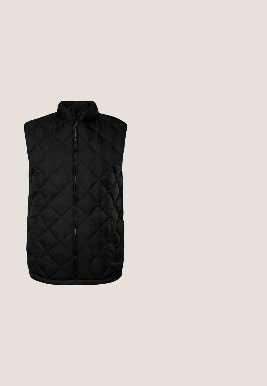Zwarte gewatteerde vest met een staande kraag, voortrekkersluiting en zijzakken. De textuur is glad, met ruitvormige stiksel over de gehele vest.; Zwarte lange mouwen trui gemaakt van ribbelstof met een ronde hals. Heeft een subtiele logo op de borst en een contrasterende binnenkraag.; Wit overhemd met lange mouwen en knopen, een enkele borstzak en een kraag met knoopsluiting, getoond op een effen achtergrond.; Grijze, geweven broek met een tailleband met trekkoord, zijzakken en een taps toelopende pasvorm. De stof heeft een subtiel patroon, wat zorgt voor een gestructureerde uitstraling.; Zwarte sneaker met een zachte suède bovenkant, zes veterogen en een getextureerde rubberen zool met een zigzagpatroon voor grip.; Zwarte leren crossbodytas met verstelbare riem, voorvak met rits en rechthoekige vorm op witte achtergrond.