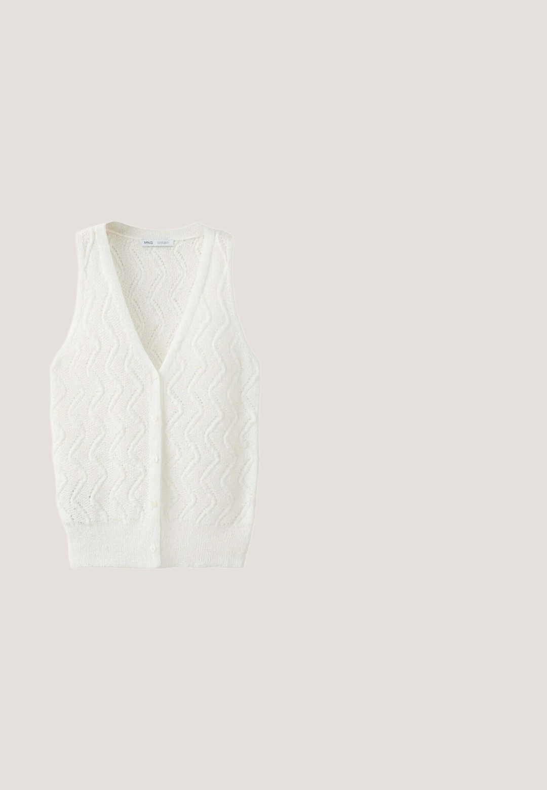 Gilet sans manches blanc en maille avec motif en zigzag et boutons sur le devant, avec col en V et ourlet côtelé.; Top court beige avec encolure carrée, fines bretelles et cinq boutons noués sur le devant.; Pantalon large crème avec fines rayures verticales, plis à l'avant, passants pour ceinture et poches latérales.; Sandale à enfiler en cuir tressé couleur tan avec deux brides réglables à boucles dorées, semelle plate et texture lisse.; Gucci Lunettes de soleil - havana; Sac à main tissé beige en forme de demi-lune avec une bandoulière unique en cuir marron réglable et une fermeture éclair sur le dessus.