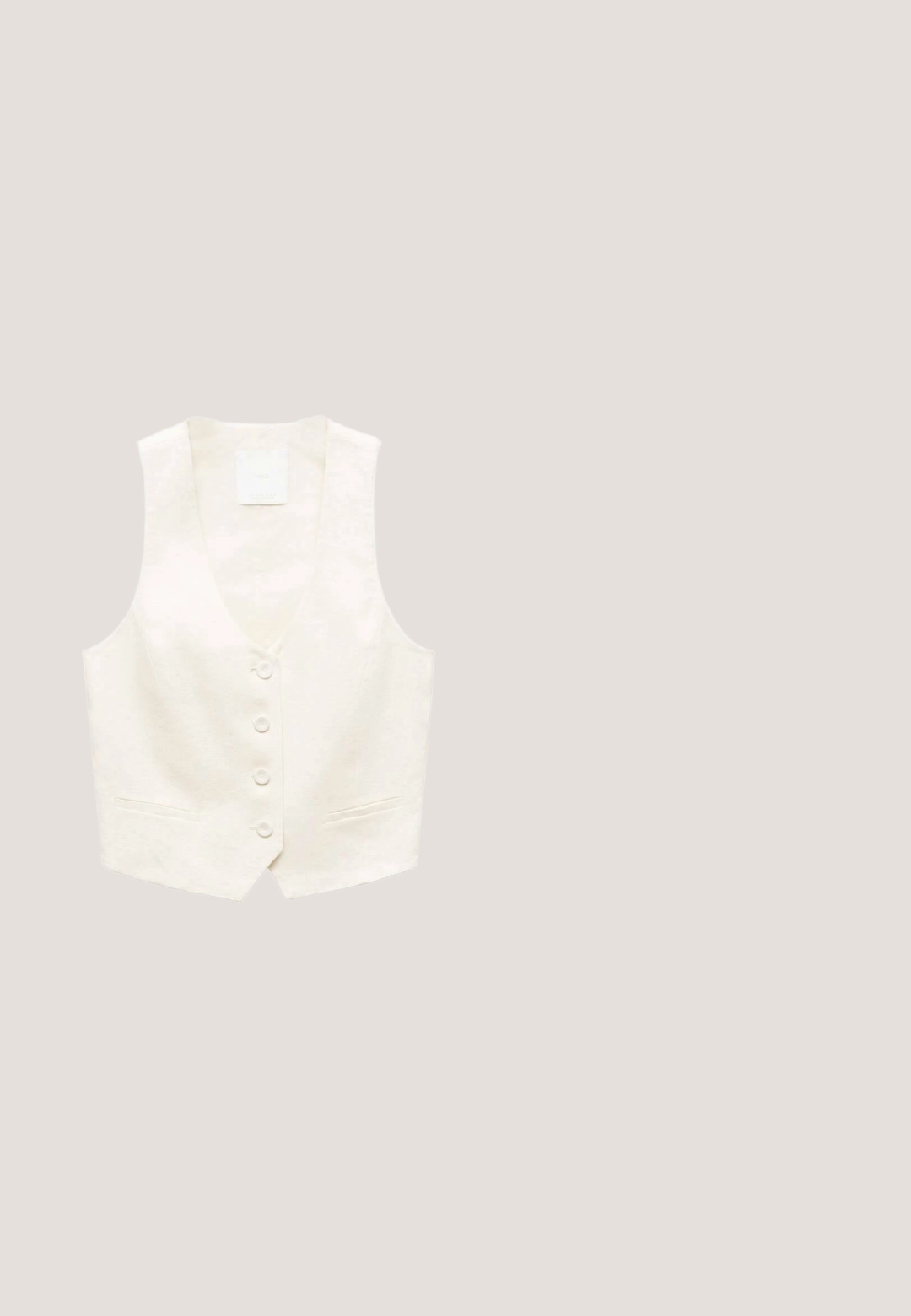 Elfenbensfarvet linnedragt med V-hals, seks knapper og to forlommer. Glat tekstur med en skræddersyet pasform og minimalistisk design.; Kortærmet cremefarvet strikket sweater med sorte striber på krave, ærmekanter og kant, tekstureret stof, M&S-mærke på indersiden af kraven.; Hvide knælange shorts med diskrete lodrette nålestriber, bæltestropper og sidelommer, vist fladt på en hvid baggrund.; Flad slidssandal med hvide krydsede læderremme og en lys brun sål, set fra siden på en hvid baggrund.; Skildpaddemønstrede solbriller med ovale linser, brunt tonet glas, slanke arme og detaljer i guldtonet metal nær hængslerne.; Beige vævet lædertaske med to skulderstropper og en struktureret rektangulær form.