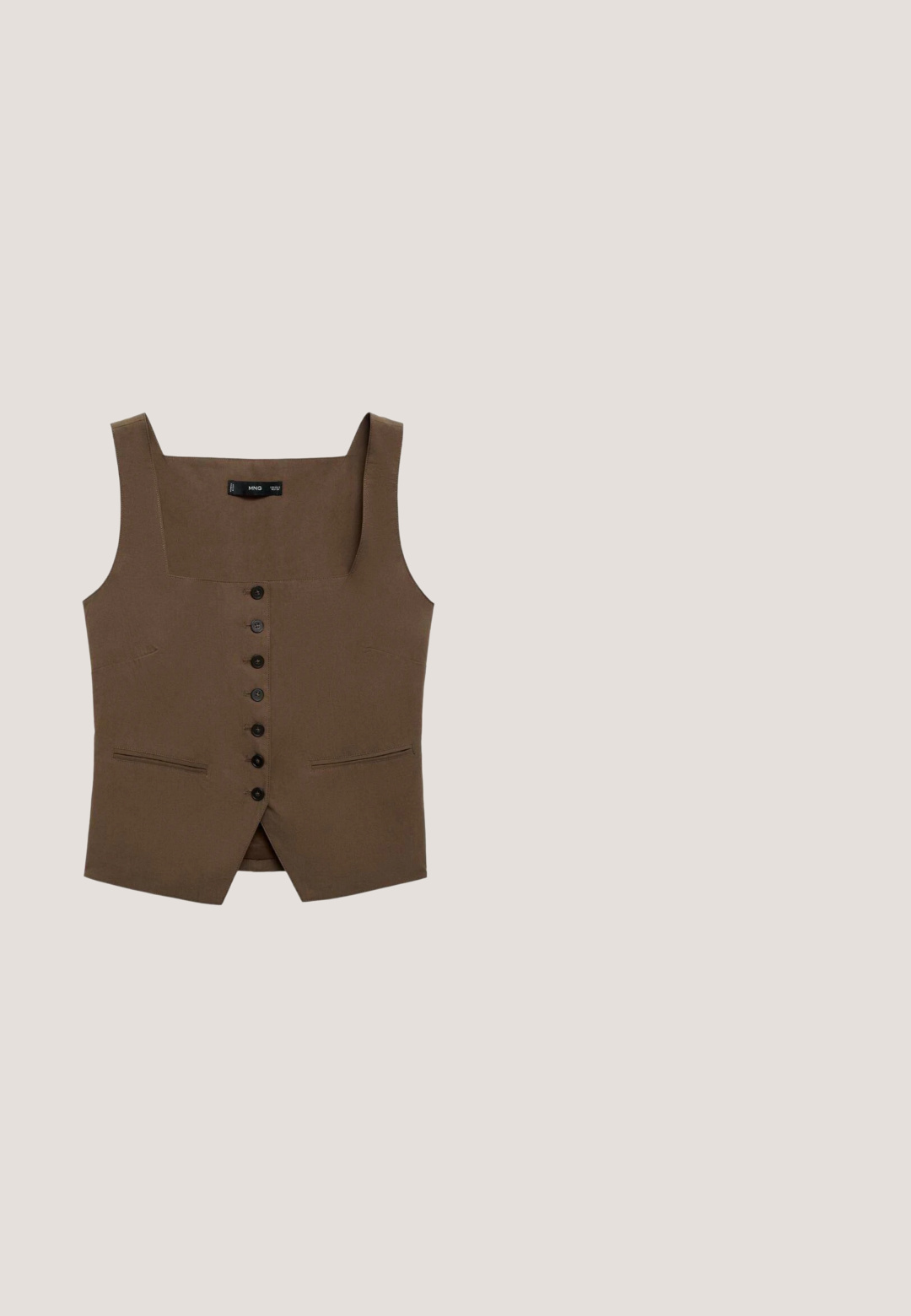 Braunes ärmelloses Oberteil mit quadratischem Ausschnitt, sechs vorderen Knöpfen und zwei seitlichen Taschen. Hergestellt aus einem glatten Stoff mit taillierter Passform.; Braunes ärmelloses Oberteil aus glattem Stoff, mit rundem Ausschnitt und abgesenkten Armausschnitten, leicht abgerundetem Saum und minimalistischem Design.; Weit geschnittene Hosen aus strukturiertem Taupe-Stoff mit hoher Taille und knöchellangem Saum.; Braune Wildleder-Slidesandale mit zwei großen silbernen Schnallen, Nietenbesatz und einer dicken, profilierten Sohle.; Rechteckige Schildpatt-Sonnenbrille mit dicken Fassungen und braun getönten Gläsern, frontal auf weißem Hintergrund dargestellt.; Braune Leder-Schultertasche mit gewebtem Muster, Klappenverschluss und verstellbaren Riemen vor weißem Hintergrund.