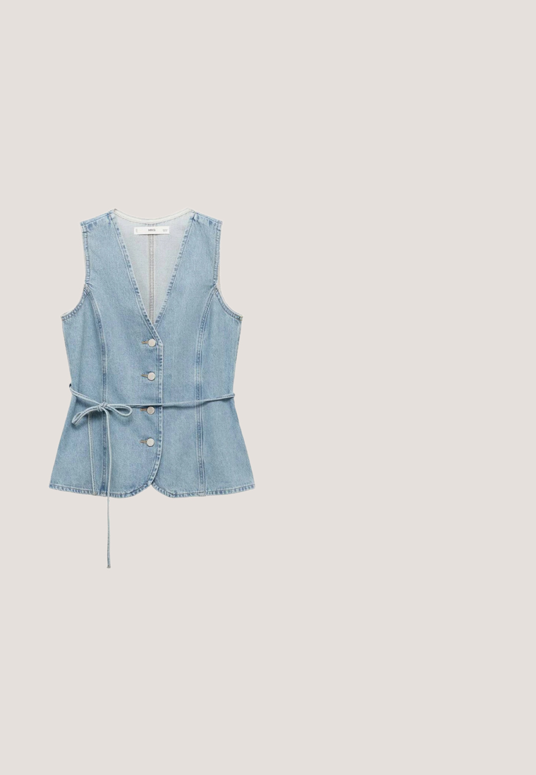 Gilet en denim bleu clair, avec un décolleté en V profond, cinq boutons à l'avant et une ceinture à nouer à la taille. Texture lisse et coupe ajustée.; Haut sans manches en denim bleu clair avec fines bretelles spaghetti et fronces élastiques à l'encolure et à la taille.; Pantalons larges rayés bleu clair avec une taille à cordon, dotés de deux poches avant et d'un tissu doux et texturé.; Baskets en denim bleu avec broderie florale blanche, semelle intermédiaire en corde texturée et lacets blancs. Semelle extérieure en caoutchouc plat. Design bas.; Petites lunettes de soleil ovales avec une fine monture écaille de tortue et des verres teintés bleu clair, vues de face sur un fond blanc.; Sac fourre-tout en tissu bleu avec motif de cœurs noirs et deux bretelles, forme rectangulaire, sans fermeture ou poches visibles.