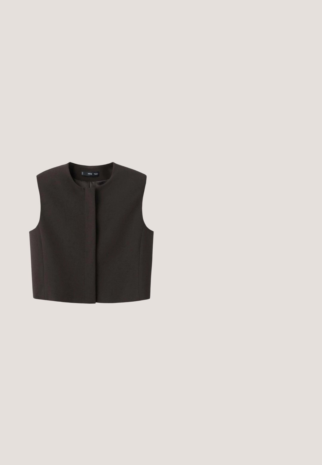 Veste courte marron, sans manches, avec un col rond et une patte de boutonnage à l'avant. Confectionnée en tissu texturé ; design minimaliste, sans éléments métalliques visibles.; Veste sans manches en tricot marron foncé avec un col rond et un bord en dentelle florale le long de l'ourlet, ouverte à l'avant sans fermetures visibles.; Pantalon large à motif floral noir et blanc, taille haute avec plis, posé à plat sur fond blanc.; Sandale à talons hauts en cuir marron avec fines brides, boucle d'orteil et boucle à la cheville sur un talon kitten.; Lunettes de soleil carrées à monture écaille avec des verres foncés et un détail de logo doré sur les branches.; Sac à main en cuir tressé brun foncé avec une poignée arrondie et une forme rectangulaire souple et décontractée sur fond blanc.