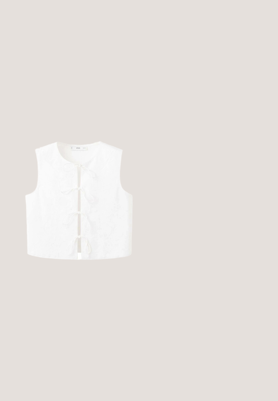 Blouse blanche sans manches avec broderie florale, encolure ronde et liens à l'avant pour la fermeture. Texture lisse avec une coupe décontractée.; Caraco blanc court à fines bretelles avec une broderie florale discrète sur le côté gauche.; Pantalon blanc léger plissé avec taille et chevilles élastiques, doté d'un lien coulissant à l'avant.; Mule en cuir blanc à bout ouvert avec un petit talon kitten et un nœud décoratif sur la bride avant.; Lunettes de soleil œil de chat blanches avec des verres teintés roses présentées sur un fond blanc.; Petit sac à main en tissu crème recouvert d’appliques florales superposées et d’une poignée en bois courbée.