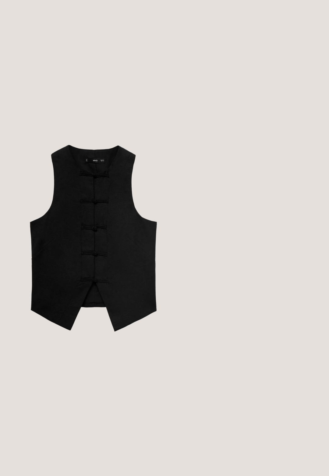 Sort ærmeløs vest med rund halsudskæring, struktureret stof og traditionelle knaplukninger ned foran. Har sidelommer og en taperet kant.; Sort ærmeløs tanktop med rund halsudskæring, lavet af glat stof, viser en lille mærkeetiket inde i kraven.; Sortevida bukser med bredt ben lavet af tekstureret stof, med hvide sidelister og en høj talje med læg for ekstra detaljer.; Sort flad sandal med et vævet stropdesign, lavet af glat læder, med en minimalistisk sål og uden udsmykninger.; Sorte solbriller med en markant firkantet stel, gradientlinser og mærkenavnet "M@QUEEN" vist på stænglen. Glat plastmateriale.; Sort vævet tote-taske med bredt åbent væv, struktureret bund og to justerbare sorte skulderremme med spænder i guldton.