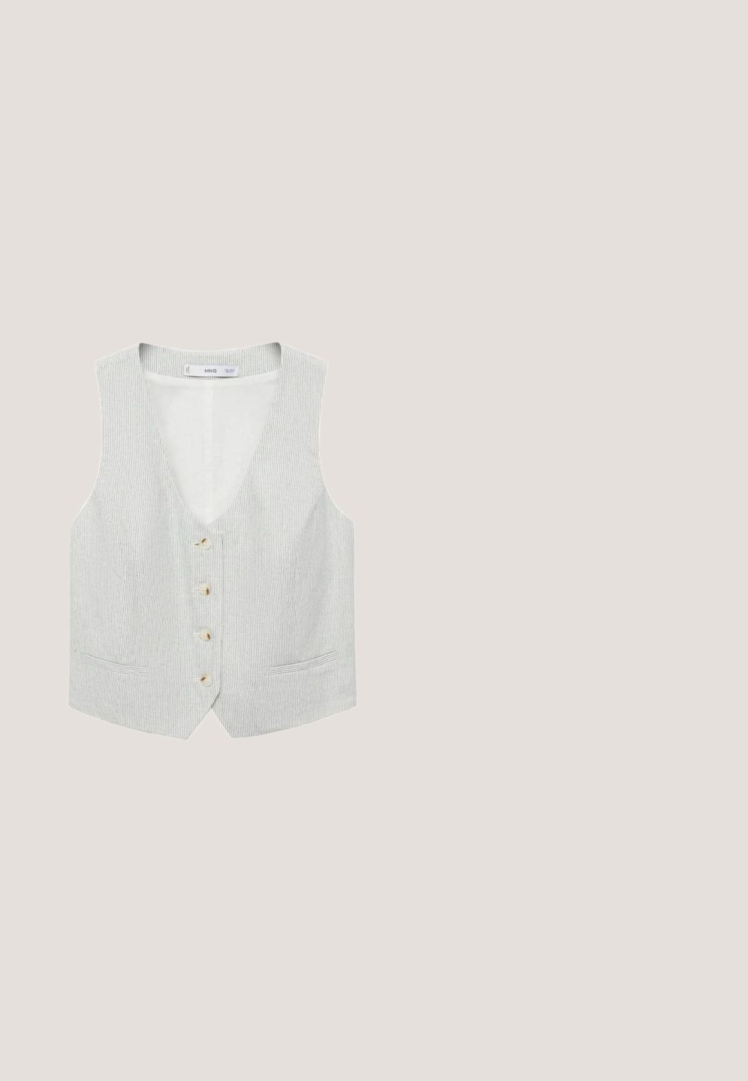 Leichtes gestreiftes Weste mit tiefem V-Ausschnitt, vorderen Knöpfen, zwei Taschen und einer taillierten Passform in einem neutralen Farbschema.; Weiße Bluse mit langen Ärmeln und klassischen Kragen, aus strukturiertem Material und im cropped Design, ergänzt durch geknöpfte Ärmel.; Weiße weit geschnittene Hose aus einem leichten Stoff, mit einem elastischen Taillenbund und Kordelzug sowie zwei Seitentaschen.; Weiße Sandalen aus synthetischem Leder mit einem niedrigen Blockabsatz, ausgestattet mit zwei Riemen und einem gemusterten Akzent am vorderen Riemen. Verstellbarer Knöchelriemen.; Quadratische Sonnenbrillen mit grauen Verlaufslinsen, goldener Hardware und einem Schildpatt-Muster an den Bügeln.; Kleine cremefarbene Handtasche mit über 50 weißen Knöpfen verschiedener Größen, die Vorderseite und Griff auf einem schlichten weißen Hintergrund bedecken.