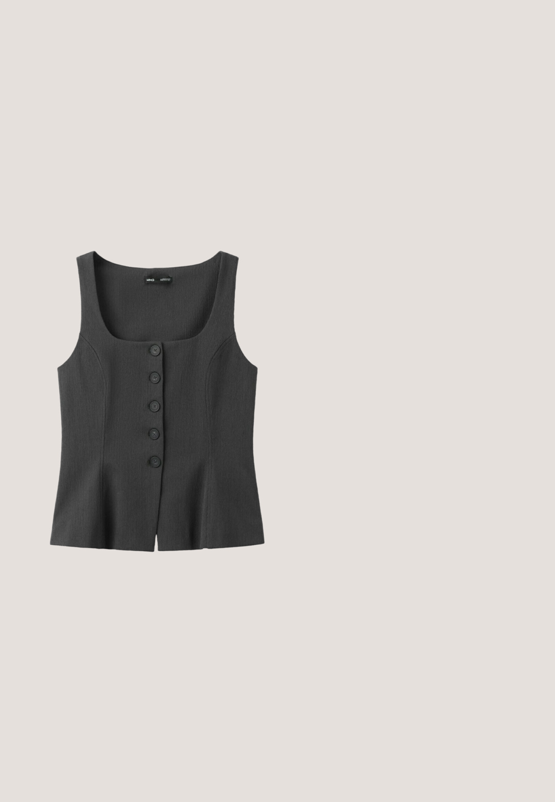 Schwarze ärmellose Weste mit Knopfleiste, quadratischem Ausschnitt und leicht ausgestelltem Saum, gefertigt aus strukturiertem Stoff.; Ärmelloses schwarzes Leinen-Wickeltop mit V-Ausschnitt und seitlicher Bindung, leichtes und halbtransparentes Design, flach auf weißem Hintergrund.; Weite Hosen aus dunkelblauem Stoff mit subtilen vertikalen Streifen, ausgestattet mit einem Knopfverschluss und einem strukturierten Bund.; Schwarze glänzende Lederdamensandale mit flacher Sohle und leicht erhöhtem Absatz, Seitenansicht vor weißem Hintergrund.; Schwarze übergroße Aviator-Sonnenbrille mit dunkel getönten Gläsern, auf weißem Hintergrund präsentiert.; Schwarze, gewebte Ledertasche in Mondsichelform mit einem einzelnen geflochtenen Griff und Reißverschluss oben.
