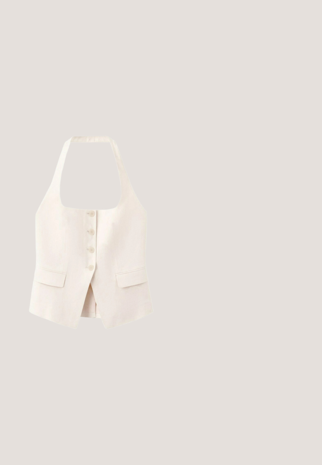 Veste sans manches couleur crème avec col licou, quatre boutons sur le devant et deux poches à rabat, coupe ajustée, encolure carrée.; Gilet tricoté marron clair sans manches avec encolure arrondie et bordure blanche le long des emmanchures et de l'encolure sur fond blanc.; Pantalon en maille côtelée couleur crème avec design de jambes évasées, présenté à plat sur un fond blanc.; Mule beige à bout pointu avec petit talon kitten et grand nœud doux sur le dessus, conçue pour la mode féminine.; Lunettes de soleil ovales à verres teintés marron, monture fine en écaille foncée et branches courbées, vues de face sur fond blanc.; Sac à main rectangulaire marron foncé avec une longue bandoulière, rabat avant sécurisé par une lanière verticale à boucle, et petites poches latérales avec fermeture par boutons.