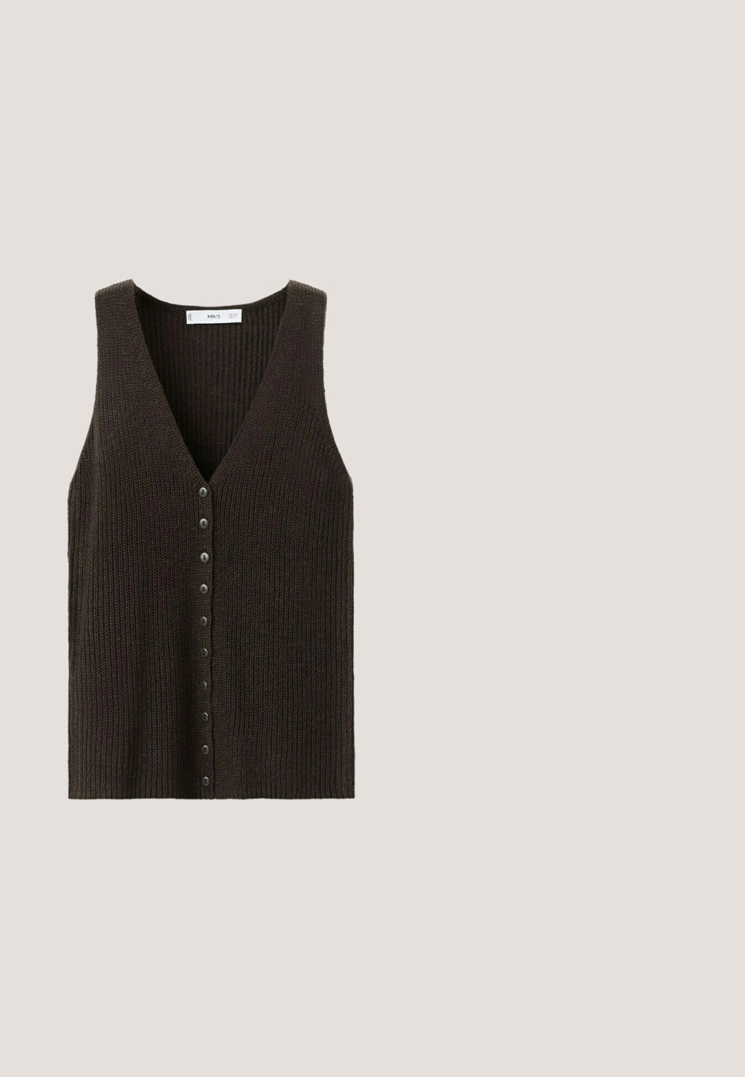 Gilet en tricot marron foncé sans manches avec encolure en V et une rangée de boutons ronds sur le devant.; T-shirt marron à manches courtes avec fines rayures blanches horizontales et col rond sur fond blanc.; Pantalon ample marron foncé avec taille et poignets élastiques, en tissu doux, conçu pour le confort et un port décontracté.; Chaussure plate noire tissée avec bout arrondi et petit talon, présentée en profil sur fond blanc.; Lunettes de soleil rectangulaires en écaille avec des verres marron foncé et des détails dorés sur les branches, inclinées sur fond blanc.; Sac à main en cuir marron avec un motif tissé, avec deux longues anses fines pour un port à l'épaule.
