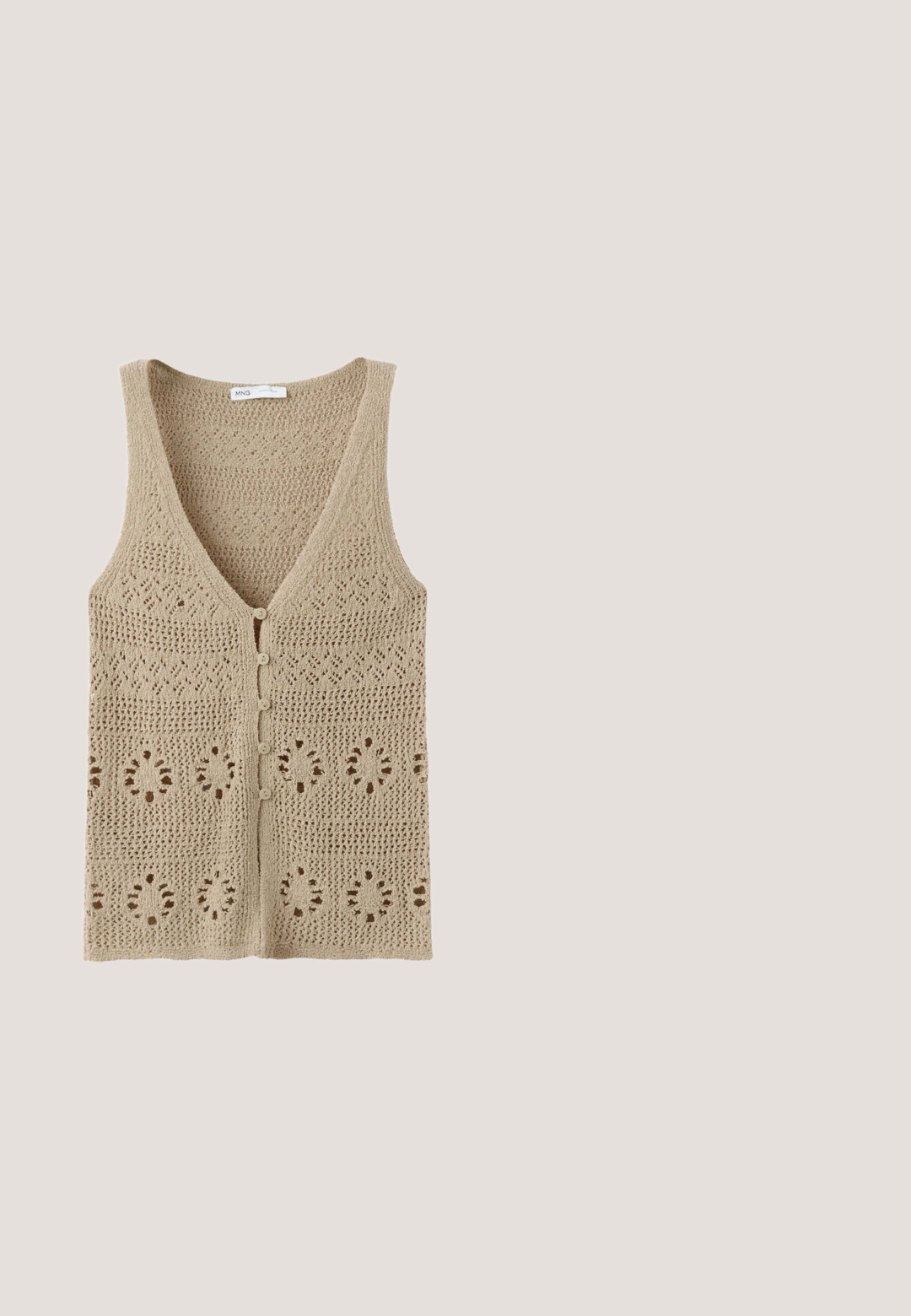 Beige strikket ærmeløs cardigan med V-hals, fem knapper foran og dekorative hulmønstre over hele stoffet.; Hvid ribbet tanktop med rund halsudskæring og brede skulderstropper, lagt fladt på en lys baggrund.; Hvide skræddersyede shorts med frontplisseringer og bæltestropper, lavet af letvægtsstof.; Beige klipklap-sandal med tekstureret sål og bronze metallic Y-formede remme på en ens hvid baggrund.; Skildpaddefarvede solbriller med rektangulær form, brune linser, glat plastikskelet og tynde stænger med subtile tonale mønstre.; Stor brun flettet tote taske med lang flettet skulderrem, bred bund og tekstureret vertikalt mønster.