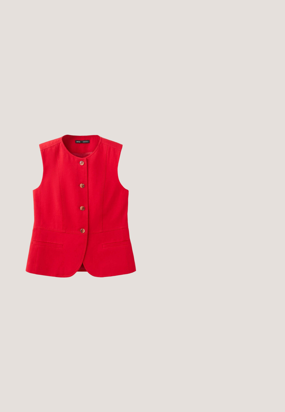 Gilet rouge sans manches pour femme avec encolure ronde, quatre boutons marron sur le devant et deux poches fentes horizontales à la taille.; T-shirt rouge à manches courtes et col rond, design uni, étiquette au niveau du col, présenté à plat sur fond blanc.; Pantalons larges rouges en tissu lisse, avec une taille haute, des poches latérales et une fermeture à bouton sur le devant. Pas de motifs ou d'accents visibles.; Sandale à talon en cuir rouge avec boucle pour l’orteil, bride de cheville avec boucle, semelle noire et talon bloc.; Lunettes de soleil en écaille de tortue avec des montures carrées surdimensionnées, des verres dégradés et des accents dorés décoratifs sur les branches. Texture en plastique lisse.; Sac en cuir rouge à porter en travers avec une forme arrondie et une fermeture à rabat. Présente le logo doré "Valentino" à l'avant. Texture lisse.
