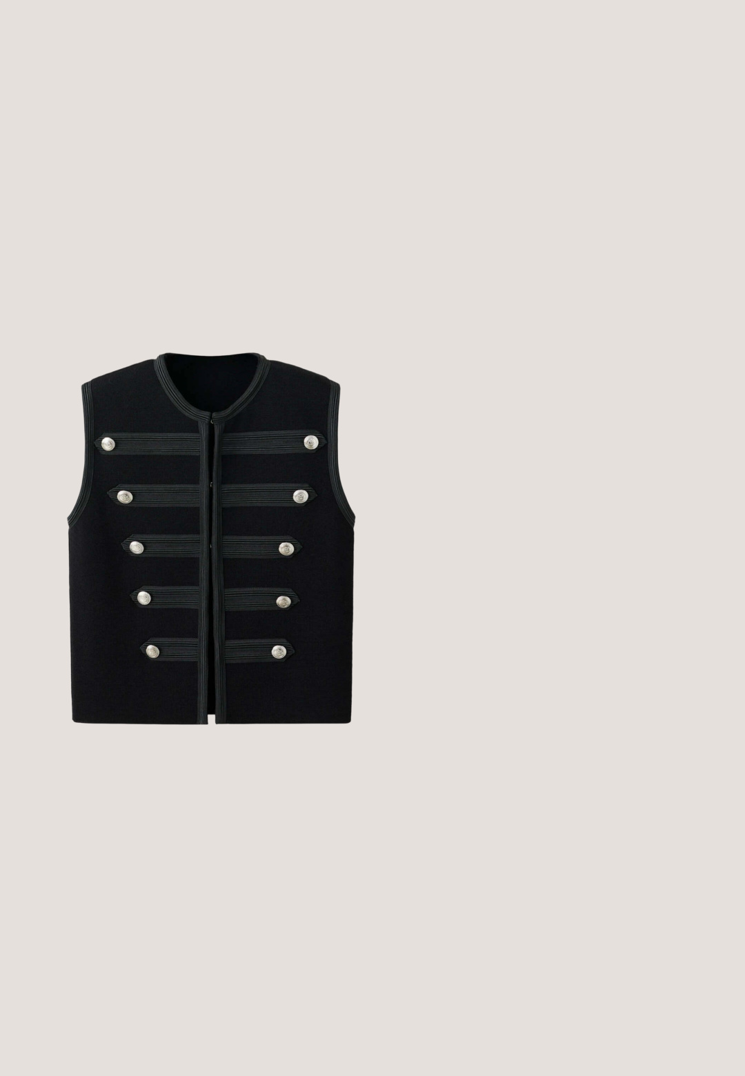 Chaleco militar negro sin mangas con cuello redondo, seis correas decorativas horizontales y botones plateados en la parte delantera.; Top negro con cuello halter, lunares blancos y cierre con lazo en el cuello, ajustado en la cintura.; Pantalones negros con un diseño de pierna recta, fabricados en tejido suave. Presentan una cinturilla con pasadores para cinturón y sin marcas ni adornos visibles.; Zapato de salón negro de charol con punta estrecha, tacón kitten, tira fina en el tobillo y hebilla dorada.; Gafas de sol ovaladas negras con lentes grises polarizadas; montura de plástico brillante; marca "vogue" en dorado en el lateral. Textura suave y diseño elegante.; Bolso de hombro de cuero negro con una sola correa y detalles de cremallera y herrajes en tono dorado sobre un fondo blanco.