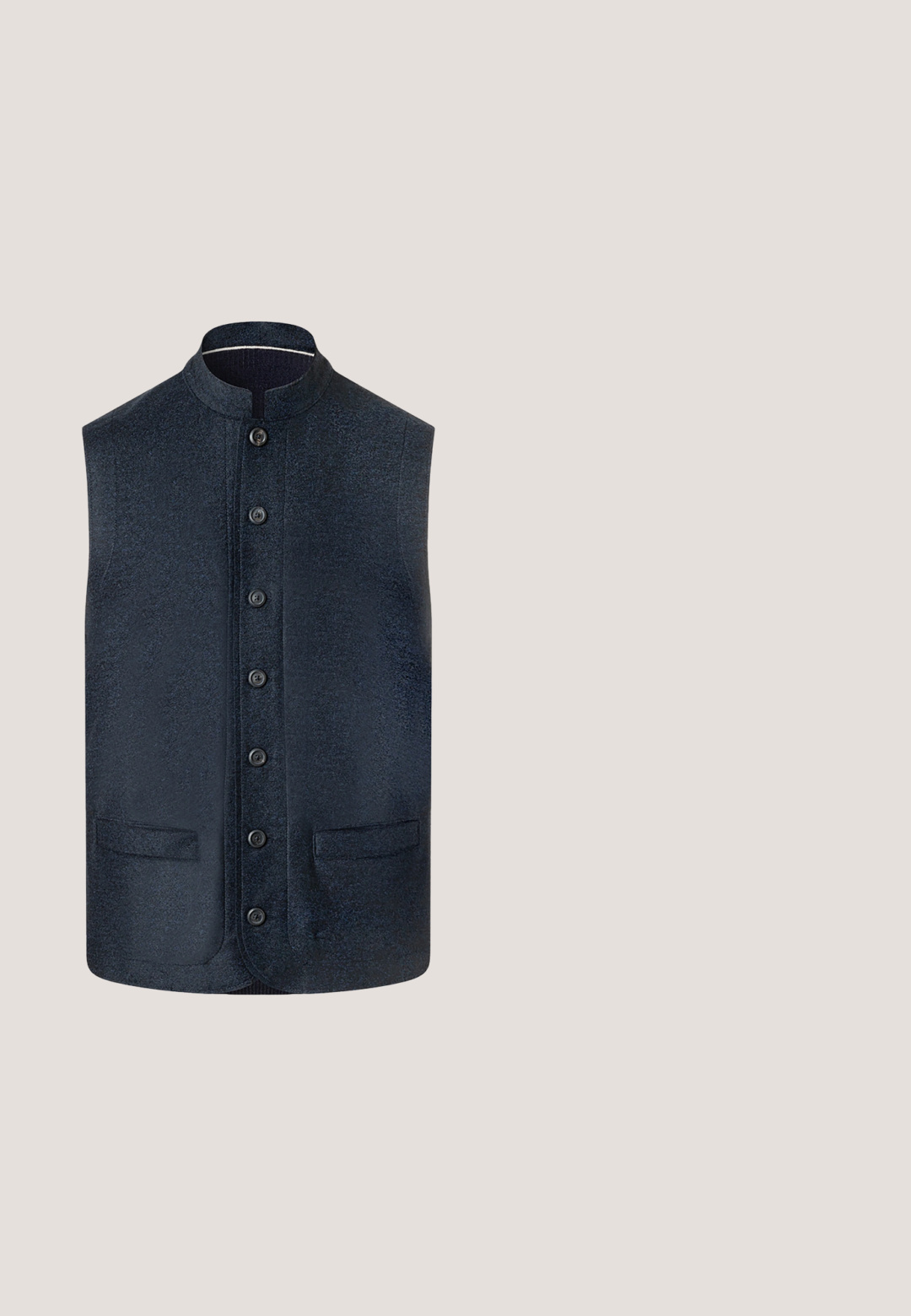 Dunkel marineblaue ärmellose Weste mit hohem Kragen, Knopfleiste vorne und zwei seitlichen Taschen, dargestellt auf weißem Hintergrund.; Hellblaues Hemd mit langen Ärmeln, dünnen weißen Streifen, Button-Down-Kragen, schwarzen Knöpfen, einer Brusttasche und knöpfbaren Manschetten.; Marineblaue Chinos aus einem weichen, strapazierfähigen Stoff. Mit Knopfverschluss, Gürtelschlaufen und geradem Bein-Design. Keine sichtbaren Muster.; Marineblaue Wildleder-Loafers mit gesticktem Design, flacher Gummisohle und einem auffälligen Riemen über dem Rist. Innen verfügen sie über eine glatte Oberfläche.; Rechteckige dunkelblaue Kulturtasche mit schwarzer Einfassung, einem Reißverschluss oben und einem schwarzen Griff an der Seite, vor weißem Hintergrund dargestellt.; Schwarzer Wildledergürtel mit einer glänzenden silbernen rechteckigen Schnalle und strukturiertem Oberflächendesign. Verfügt über mehrere Einkerbungen für eine verstellbare Passform.