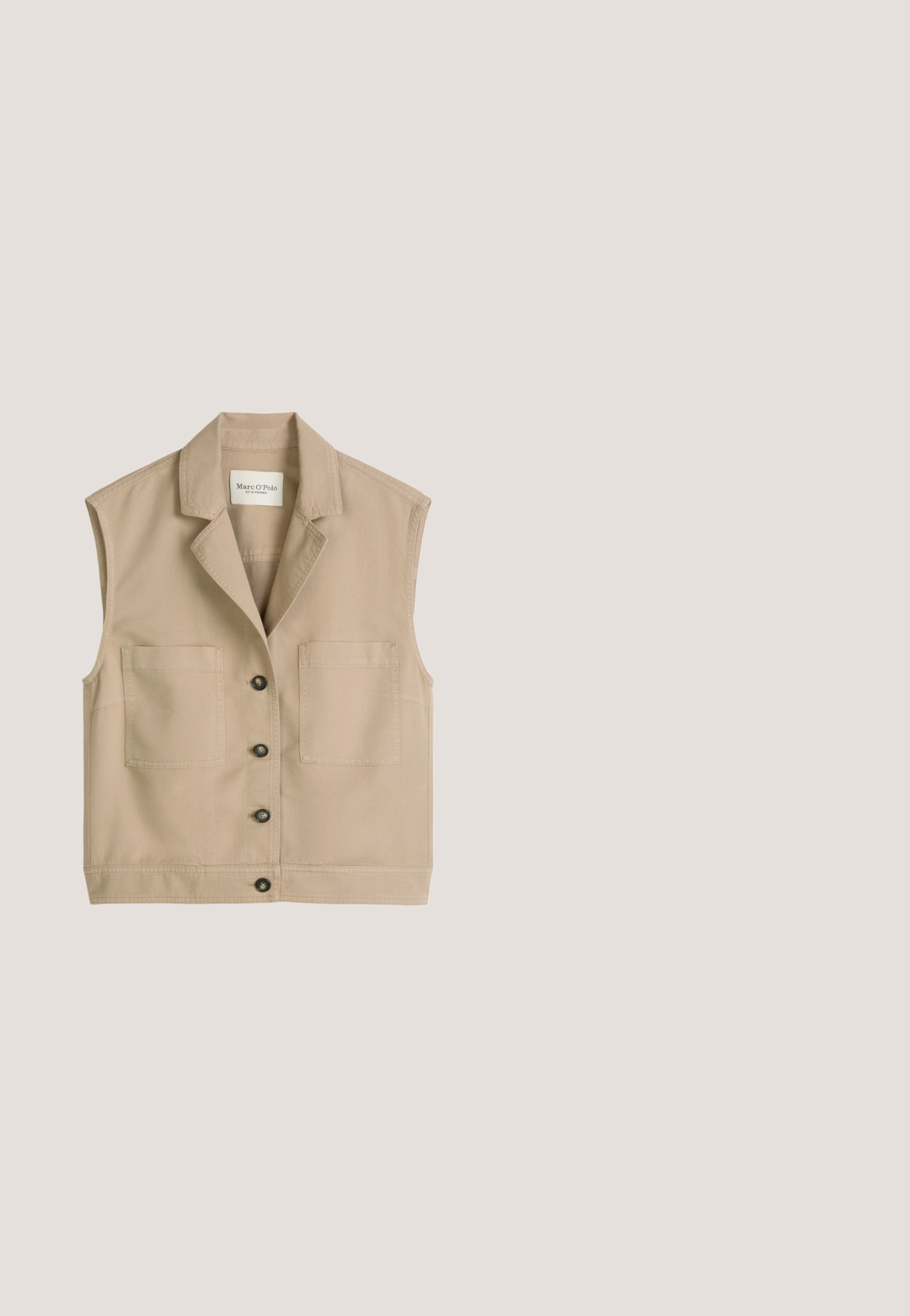 Beige ärmellose Weste mit Knöpfen, Kragen und zwei großen Fronttaschen, innen am Kragen mit Marc O'Polo gebrandet.; Weißes Kurzarmhemd mit Knöpfen, Kragen, geradem Saum und lockerem Sitz.; Olivgrüne Shorts aus leichtem Material, mit hoher Taille, elastischem Bund und einem gebundenen Gürtel für eine verstellbare Passform.; Braune flache Sandale mit dünnen Riemen und einer goldenen Schnalle auf weißem Hintergrund, Seitenansicht.; Rechteckige Schildpatt-Sonnenbrille mit braun getönten Gläsern und dickem Gestell.; Beige Tragetasche mit dünnen weißen vertikalen Streifen und cremefarbenen Griffen, auf der Vorderseite mit goldenem Text „VITAMIN SEA“.