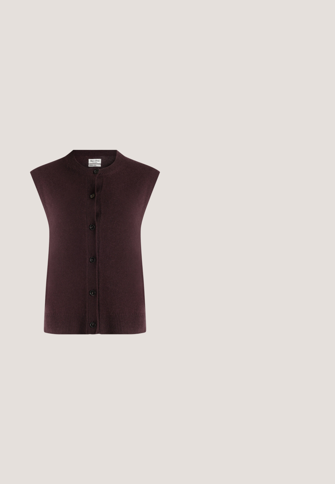 Mouwloze donkerbruine gebreide cardigan met ronde hals en zes zwarte knopen aan de voorkant, met label Marc O'Polo.; Langemouws aansluitend bordeauxrood overhemd met lichte plooien aan één kant, ronde hals, afgebeeld op een witte achtergrond.; Wijdere broek in donkerbruine stof met een tailormade ontwerp, voorzien van voorplooien en een soepele textuur, geschikt voor formele gelegenheden.; Donkerbruine leren pump met spitse neus en lage gebogen hak op een witte achtergrond.; Donkerbruine glanzende leren handtas met enkele schouderriem en goudkleurige metalen details tegen een effen achtergrond.; Oorbellen met goudkleurige afwerking, rode gemarmerde kralen en gestructureerde ringen. Bevat twee stijlen: gebogen ontwerpen en een kralenaccent, allemaal met een glanzende afwerking.