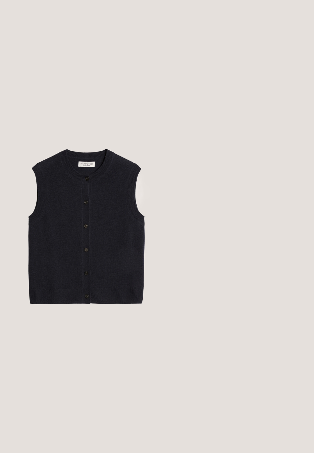Schwarze ärmellose Strickweste mit Knöpfen vorne und rundem Ausschnitt, mit dem Etikett Marc O'Polo.; Weißes Baumwoll-T-Shirt mit Rundhalsausschnitt, kurzen Ärmeln und glatter Textur. Keine Muster oder Verzierungen. Normale Passform, lässiges Design.; Hose mit weitem Bein in Dunkelblau, gefertigt aus strukturiertem Stoff. Mit Falten vorne, einem mit Knöpfen versehenen Bund und Seitentaschen.; Marineblaue Wildleder-Slipper mit gesticktem Design, flachem Profil und glatter Textur. Verfügen über einen Schlupf-Stil und ein hellrosa Innenfutter.; Dunkelblaue Lederhandtasche mit glatter Textur, geschwungener Form und zwei Griffen. Verfügt über ein goldfarbenes Metallschild und dezente Markenkennzeichnung auf der Vorderseite.; Ohrstecker in Goldoptik mit ineinandergreifenden Schleifen in Bordeauxrot und Weiß. Das Design zeichnet sich durch eine glatte Textur mit glänzenden metallischen Akzenten aus.