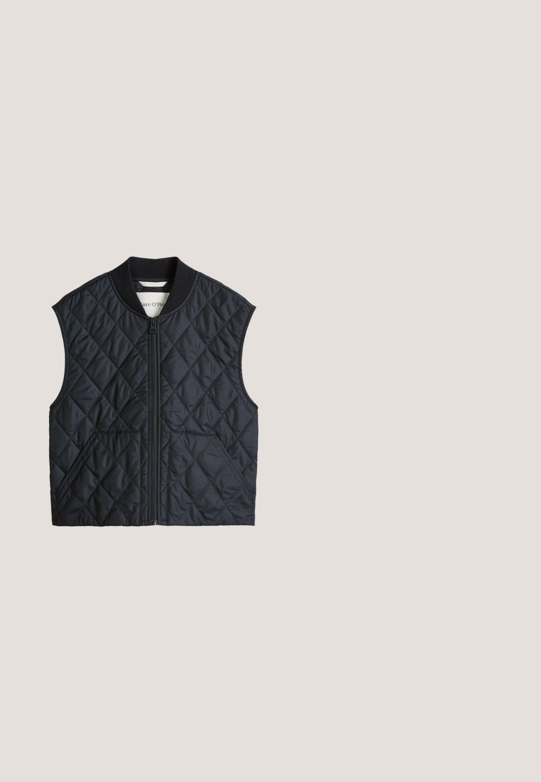 Gilet matelassé noir sans manches avec fermeture éclair frontale et deux poches avant, avec col côtelé et motif de couture en losange.; Pull en maille bleu clair avec col en V, manches longues et texture côtelée. Conçu avec une silhouette ajustée et des détails de couture subtils.; Jean en denim bleu clair avec une coupe décontractée, présentant une taille haute, des jambes droites et des coutures discrètes sur les poches avant.; Bottine en cuir noir avec un bout rond, surface lisse et un talon épais. Présente une texture subtile sans quincaillerie visible.; Petit sac à main rectangulaire bordeaux avec finition texturée, poignée courte et bandoulière amovible sur un fond clair uni.; Paire de boucles d’oreilles créoles lisses couleur argent avec une forme triangulaire légèrement irrégulière sur un fond clair uni.