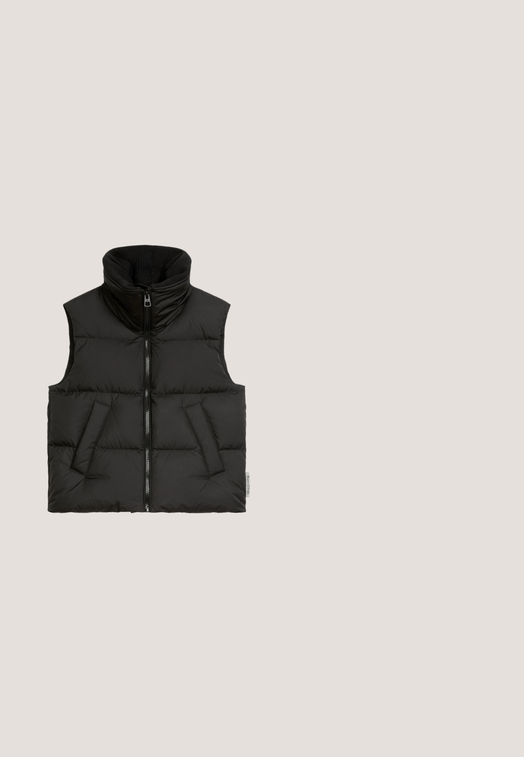 Zwarte gewatteerde mouwloze bodywarmer met hoge geribde kraag, voorrits en twee schuine voorzakken op een witte achtergrond.; Zachte grijze coltrui met lange mouwen, een losse pasvorm en geribde boorden, kraag en zoom.; Zwarte langemouwen top van zachte stof, met een ronde halslijn en een slim fit ontwerp zonder patronen of versieringen.; Ruime zwarte broek met een elastische tailleband. Gemaakt van lichte stof, met een zachte textuur en zonder zichtbare patronen of accenten.; Zwarte suède sneaker met een gestructureerde zwarte zool, voorzien van een prominent rond logo aan de zijkant en een bontvoering rond de kraag.; Zwarte totebag van nylon met leren accenten, voorzien van twee handvatten, een platte vorm en een ritsluiting. Minimalistisch design zonder patronen.