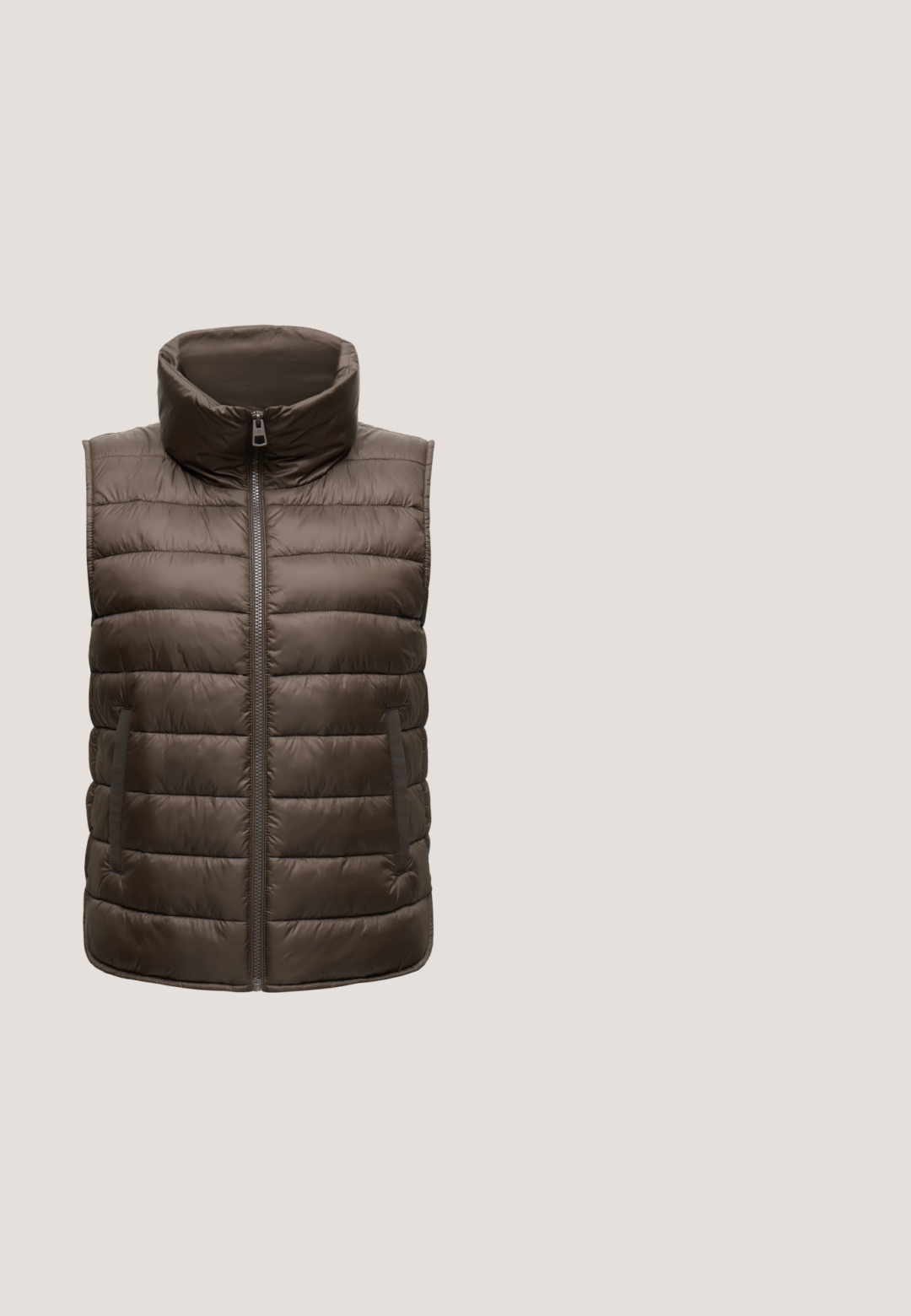 Mouwloze gevoerde bodywarmer in donkerbruin met ritssluiting aan de voorkant en een hoge kraag, ontworpen voor warmte en casual gebruik.; Langsleeve top in lichtbeige linnenmix, met een gedraaide knoopdetails aan één zijde, ronde halslijn en een losse pasvorm.; Beige hoge taille broek met wijde pijpen, details van een voornaad, broekriemlussen en een verborgen sluiting aan de voorkant, weergegeven op een witte achtergrond.; Donkerbruine leren enkellaars met hoge stevige hak op houten oppervlak, vage groene bladeren op de achtergrond.; Bruine leren totebag met lange handvatten en een decoratieve gesp aan de voorkant, afgebeeld tegen een eenvoudige witte achtergrond.; Goudkleurige halsketting met drie onregelmatige, gladde hangers in kiezelsteenvorm aan een dunne ketting met verstelbare sluiting.