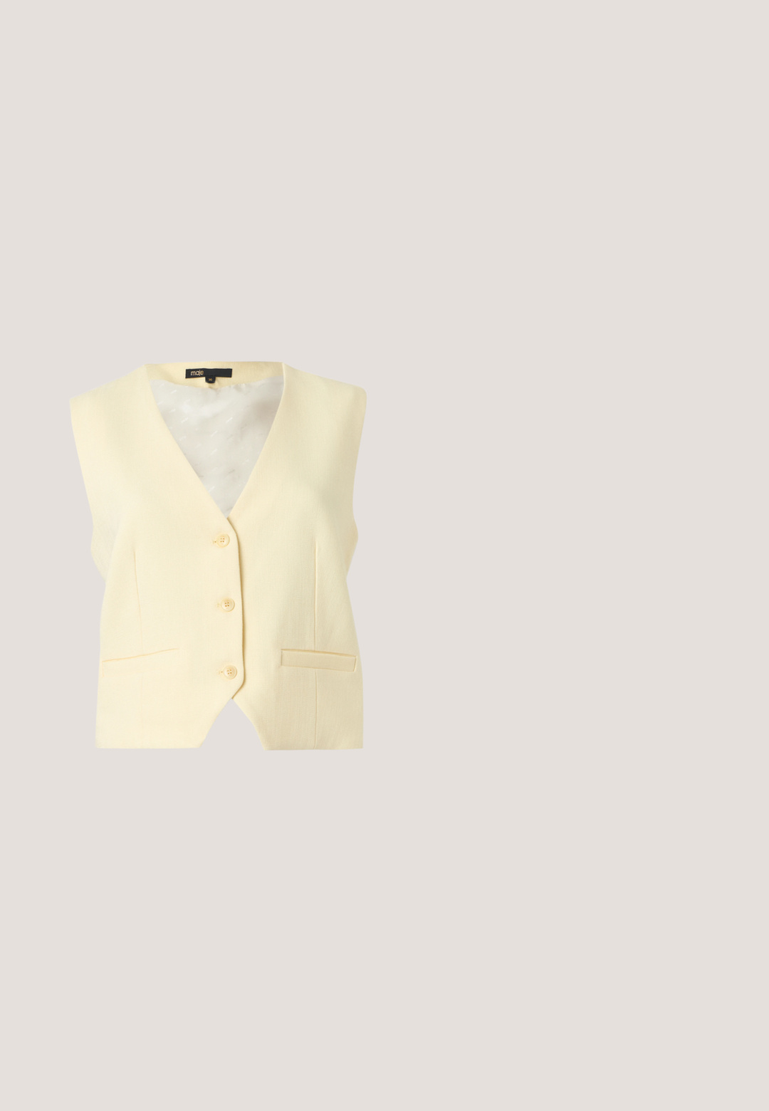 Veste sans manches crème à boutons avec encolure en V et deux poches avant, étiquette taille 36 à l'intérieur du col.; T-shirt blanc à manches longues avec col rond, coupe décontractée, présenté sur un fond gris clair uni.; Pantalons plissés noirs en tissu léger, avec une taille élastique et une coupe droite. Texture lisse, sans motifs visibles.; Sandale à talon haut noire avec une bride étroite à la cheville, bout carré, cuir lisse et accent de boucle métallique.; Sac à épaule noir Michael Kors avec bandoulière chaîne dorée, fermeture éclair dorée et un charm fleur noire avec logo MK doré.; Boucles d'oreilles en argent en forme de créoles, ornées de pierres transparentes taillées en rectangle et en carré disposées autour de la créole, avec une fermeture à tige en métal.
