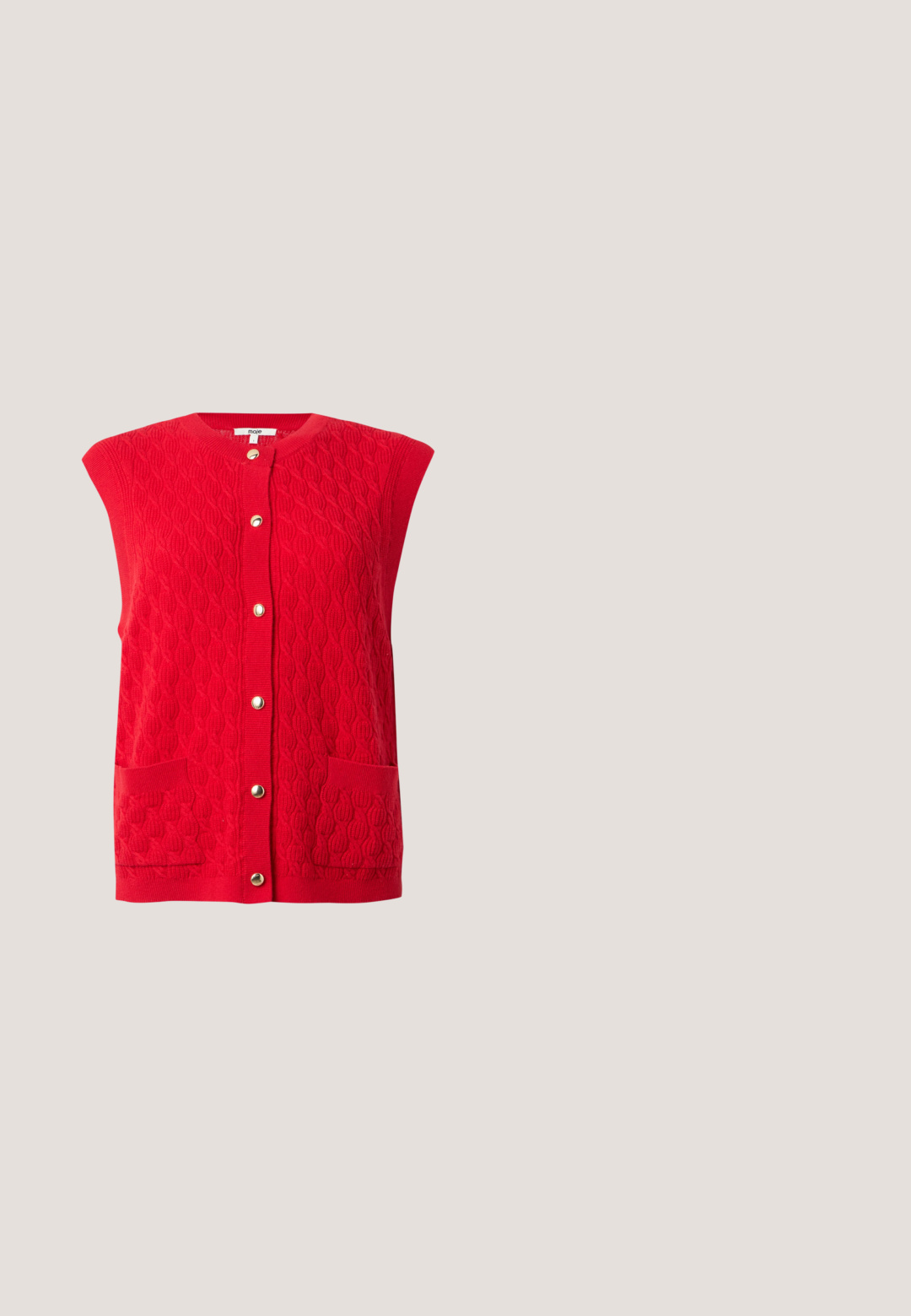 Cárdigan sin mangas rojo tejido con botones dorados en el frente y dos bolsillos delanteros, con un patrón texturizado.; Camiseta blanca con cuello y puños de las mangas rojos, con "Marc Jacobs" en gran letra roja en el pecho.; Vaqueros de mezclilla azul de tiro alto y pierna ancha con bolsillos delanteros de parche y trabillas para cinturón, cierre con botón y cremallera.; Pretty Ballerinas MURABI - Bailarinas con tira trasera - brown; Bolso de hombro con rayas verticales rojas y beige, herrajes dorados y una correa crema ajustable con detalle trenzado.; Dos objetos brillantes en forma de corazón de color rojo colocados lado a lado sobre un fondo blanco liso.
