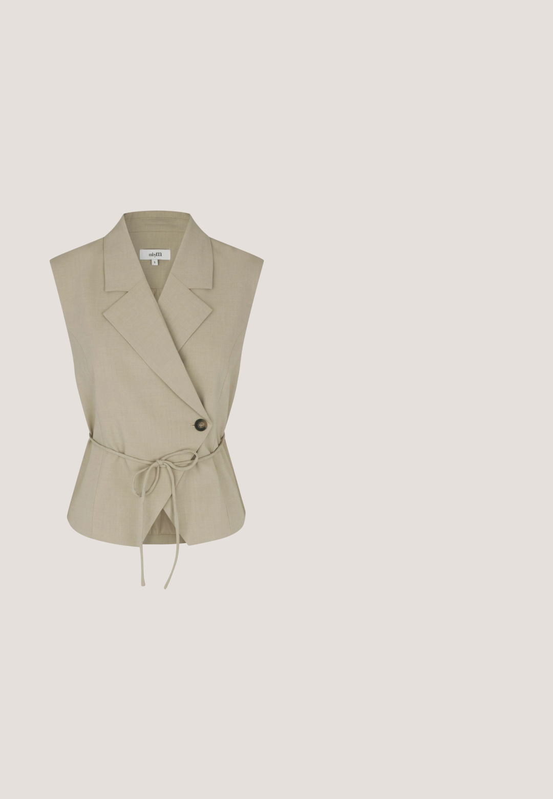 Blazer sans manches beige avec larges revers, un bouton noir unique, et une fine ceinture à nouer à la taille, taille petite.; Débardeur beige en maille douce et texturée, avec un col carré et de larges bretelles. Aucun motif ni détail métallique visible.; Pantalon large en lin beige avec fines rayures blanches, fermeture avant, passants de ceinture et taille haute.; Sandale plate en daim beige avec deux larges brides dotées de boucles dorées et une bride arrière réglable sur une semelle épaisse en caoutchouc.; Lunettes de soleil transparentes couleur beige clair avec des verres dégradés sombres. Monture carrée au design épuré et branches élégantes dans des teintes marron.; Sac cabas tissé beige et blanc avec de longues poignées en cuir brun clair et une petite poche avant en cuir portant l'inscription "Lancaster Paris".