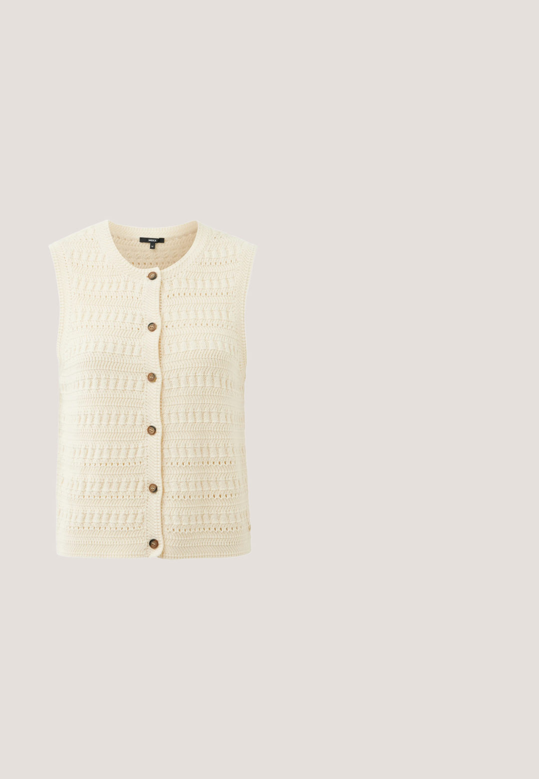 Veste sans manches en tricot couleur crème avec un motif texturé et six boutons bruns sur le devant, col rond.; Haut sans manches beige en tricot avec motifs texturés horizontaux et petites décorations métalliques en forme de clous réparties régulièrement en rangées.; Culottes en denim bleu clair avec taille haute, jambes larges, et design à cinq poches avec des coutures contrastantes et une fermeture à bouton.; Sandale tissée marron à enfiler avec deux larges brides, accents de boucles argentées, semelle plate marron clair et texture lisse.; Lunettes de soleil orange forme œil-de-chat avec verres foncés et accents de logo doré aux coins supérieurs de la monture, présentées sur fond blanc.; IZIA Sac à main - brown