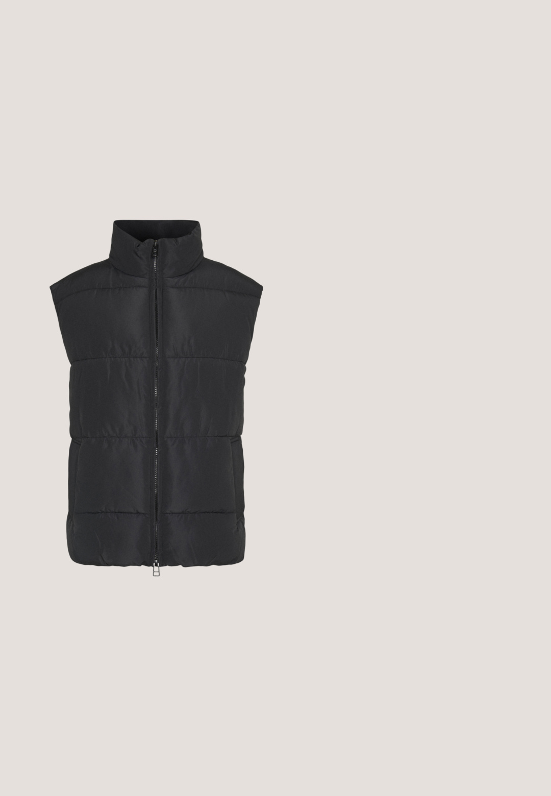 Monki Γιλέκο - black dark; Λευκό cropped φούτερ με μπροστινή τσέπη, κορδόνια και γραφικό λογότυπο που περιλαμβάνει μπλε και ροζ στοιχεία στο στήθος.; Μαύρα ψηλόμεσα τζιν παντελόνια με κουμπιά, μπροστινές και πίσω τσέπες, και λεπτομέρειες από χαλκό σε λευκό φόντο.; Λευκό δερμάτινο αθλητικό παπούτσι με γκρι λεπτομέρειες, στρογγυλή μύτη, υφασμάτινη επιφάνεια, μαλακό κολάρο και αντίθετο μαύρο λογότυπο swoosh. Σόλα με αερόσολα.; Ενα ζευγάρι ορθογώνια γυαλιά ηλίου με ανοιχτό μπλε ημιδιαφανείς σκελετούς και σκούρους γκρι φακούς, διαθέτοντας ίσιες βραχίονες και ελάχιστες λεπτομέρειες υλικών.; Μαύρη υφασμάτινη τσάντα ώμου με μαλακή υφή, στρογγυλή μορφή και έναν μόνο ιμάντα. Μινιμαλιστικός σχεδιασμός χωρίς ορατό υλικό ή αξεσουάρ.
