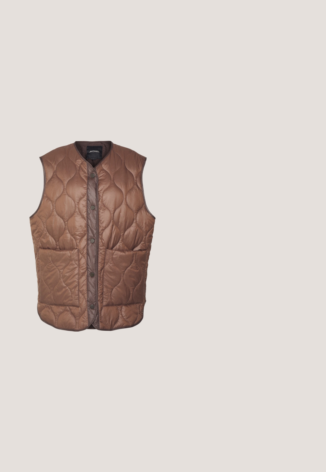 Monki Vest - brown; Musthave musta pikkade varrukatega turtleneck-särgis, mis on valmistatud pehmest kangast, lõdva lõikega ja drapeeritud kaelusega, omades sileda tekstuuri.; Monki Sirgete säärtega teksad - brown medium dusty; Mustad musta värvi nahast ankle saapad, millel on elastsed külgpaneelid, tekstureeritud kummitald ja kontrastne õmblus ääres.; Mustast nahkloomast hobokott, millel on pehme, läikiv tekstuur ja ümar avatud ülemine osa. Omab laia, kõverat rihma kandmiseks. Ei ole nähtavat riistvara.; Kuldne keerutatud kõrvarõngad siledast pinnast, läbipaistva tagumise poole ja kuldse tooniga riistvaraga.