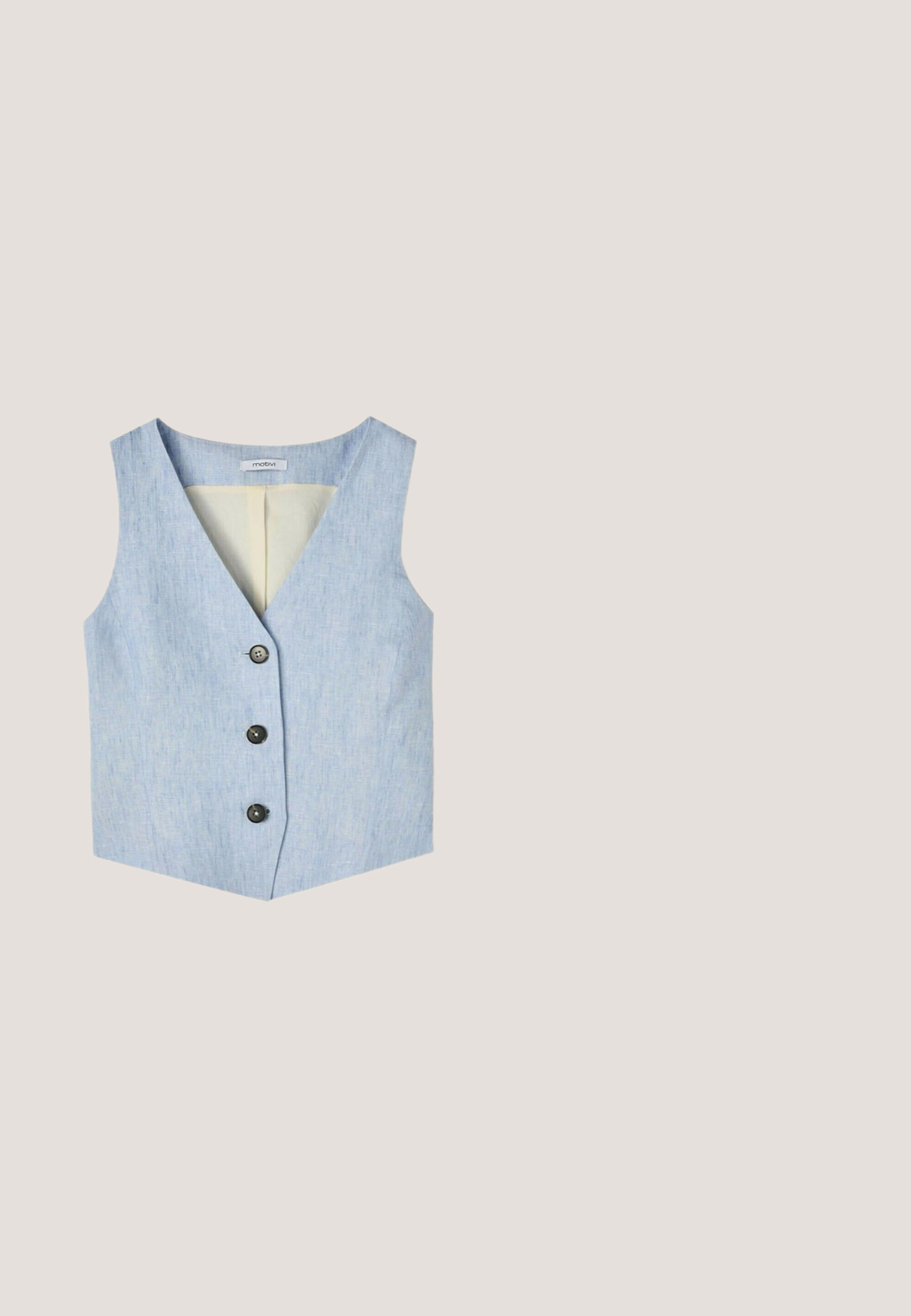 Ærmeløs lyseblå hørvest med V-hals, tre sorte knapper foran og beige inderfor.; Lyseblå strikket tanktop med hvid kant, der har tynde skulderstropper og en tætsiddende design med en glat, tekstureret overflade.; Lyseblå hæklede bukser med vide ben, med blomsterprint og åbne strikkede paneler foran.; Flad espadrille-sandal med fletet jutesål, lyseblå flossede stofstrop og rund brun læderdetalje på hvid baggrund.; Firkantede, overdimentionerede solbriller med brune stel, lyseblå stænger og gradientbrune linser på en hvid baggrund.; Lyseblå ruskindstaske med to håndtag og "LAMANIA" præget midt for.