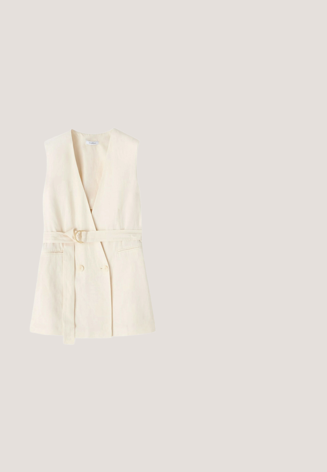 Ærmeløs beige hørvest med dyb V-hals, dobbelte knapper, sidelommer og matchende bælte med rund metalspænde.; Beige, kortærmet top lavet af gennemsigtigt stof, med et paljetbladmønster, rund halsudskæring og cropped design.; Bredbenede cremefarvede bukser med højtaljet og bæltestropper, med en ren front og en skjult lynlås.; Spids-tået beige slingback pump med en slank hæl og justerbar ankelrem. Glat tekstur med minimalistisk design og ingen synlige mønstre.; Skildpaddeskal firkantede solbriller med gradient brune linser og guldfarvede metalstel og hængsler.; Beige håndtaske med fletninger på håndtagene, tekstureret overflade med logo-mønster, gulddetaljer og en kvast vedhæftet stroppen.