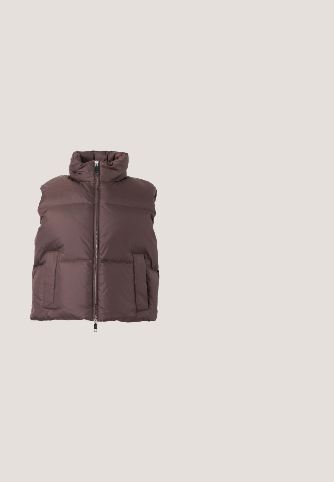 Veste sans manches matelassée marron avec un col haut et une fermeture éclair complète sur un fond clair.; Pull marron à manches longues avec col rond, texture douce et duveteuse, ourlet droit, présenté sur un fond clair uni.; Pantalon en maille côtelée à jambes larges couleur rose poudré avec une taille élastique et de fines rayures verticales, présenté sur un fond uni.; Baskets avec une tige en cuir crème, des accents en suède marron, des lacets marron et un contrefort de talon noir. Dotées d'une semelle en caoutchouc texturée.; Petit sac à bandoulière en cuir marron foncé brillant avec bandoulière réglable, poignée supérieure et fermeture éclair dorée.; Paire de boucles d'oreilles créoles en bouclettes dorées brillantes sur fond blanc uni, présentant un design torsadé entrelacé.