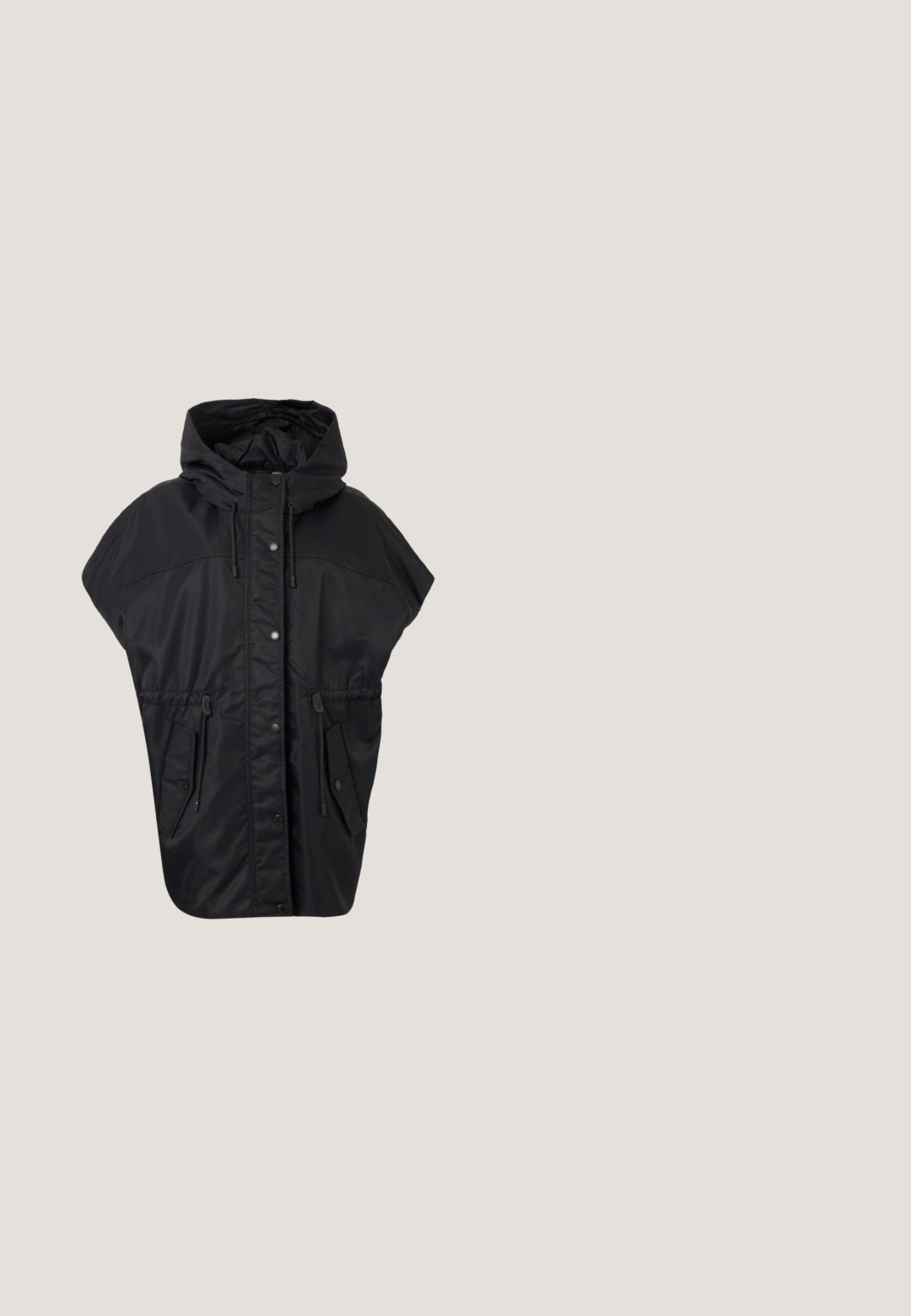 Veste noire sans manches à capuche avec boutons-pression à l'avant, cordons réglables à la capuche et à la taille, et deux poches avant avec rabats.; Haut noir à manches longues en tissu doux, avec un col rond et une coupe décontractée, doté de fentes sur les côtés à l'ourlet pour faciliter les mouvements.; Pantalon large gris clair en denim, avec une taille haute, une fermeture avant à cinq boutons et deux poches avant.; Chaussure plate en cuir noir avec un bout pointu, dotée d'un laçage à l'avant et d'une texture douce. Design discret, détails matériels minimaux.; Sac hobo tissé noir avec une structure souple et une poignée intégrée, présenté sur un fond clair uni.; Boucles d'oreilles clips en métal argenté torsadé avec une finition lisse et brillante, présentant un design moderne et abstrait en spirale.