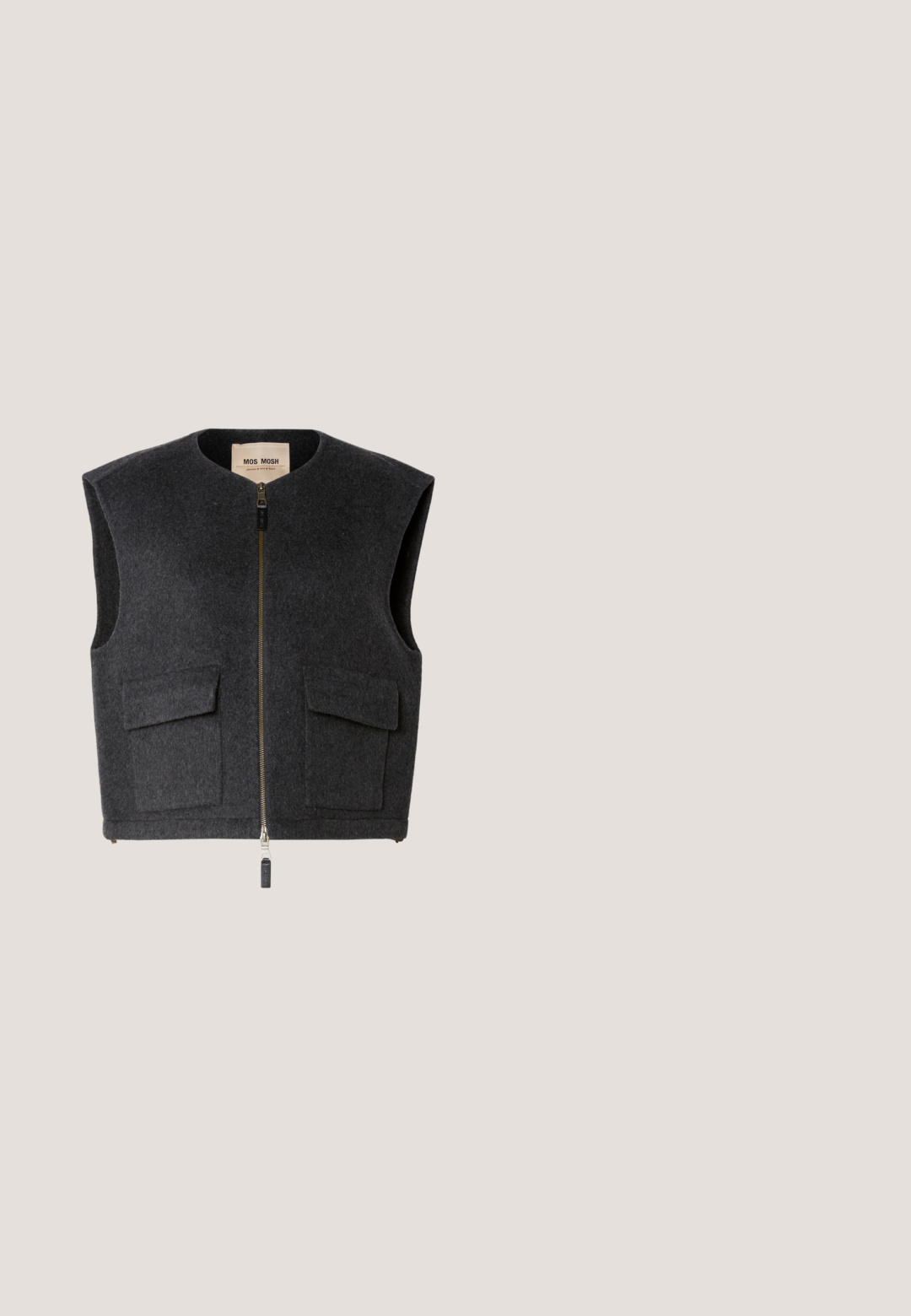 Tumehall villane ilma varrukateta vest, millel on tõmblukk, ümmargune kaelus ja kaks esist kotti.; Mustal longi varrukatega turtleneck särk, valmistatud pehmest kangast, millel on tihedalt istuv kaelus, lihtne disain ja ilma nähtavate mustrite või metalldetailideta.; Laia püksid tumedas hallis denimis. Omavad kõrget vööd, viit taskut ning esist nööbist sulgemist. Sile pind kerge kulumisega.; Mustad nahast pahkluu saapad, terava nina, tõmbluku sulgemine, metallist aktsent ninas ja mõõdukas plokknina disain.; Must nahast ristkülikukujuline õlakott reguleeritava rihma ja hõbedaste luku detailidega, neutraalsel heledal taustal.; Hõbedasest keeratud metallist käevõru peene lehekujuga mustriga, avatud otsaga disain, valgel taustal esitatud.