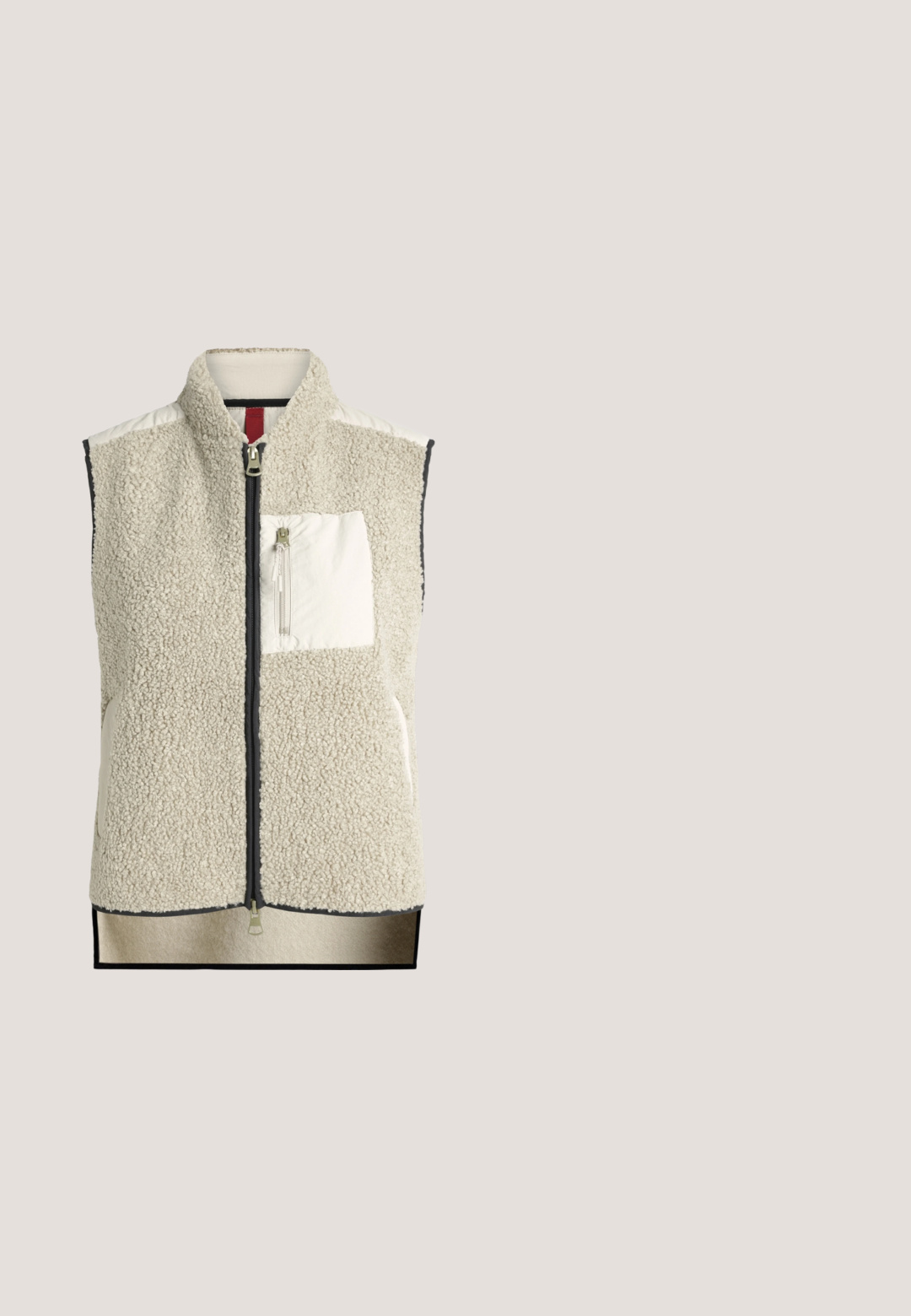 Veste sans manches beige en polaire sherpa avec fermeture éclair à l'avant, col montant et poche poitrine zippée avec panneau en tissu lisse.; Bodysuit blanc sans manches avec un col haut, orné d'une bordure à volants, fabriqué en matériau côtelé extensible, avec une silhouette ajustée.; Pantalon crème taille haute à jambes larges avec fermeture éclair devant et détails subtils de coutures verticales le long des jambes.; Baskets en cuir blanc avec un panneau latéral à motif, un accent talon beige et une semelle en caoutchouc beige. Dispose de lacets plats et d'un design profil bas.; Sac bandoulière beige avec une surface texturée, quincaillerie dorée et fermeture éclair. Il est doté d'une petite étiquette et d'une bandoulière ajustable.; Bague en or ornée d'une pierre verte ovale au centre, entourée de petits gemmes vertes dans un sertissage circulaire. Fini lisse et poli.