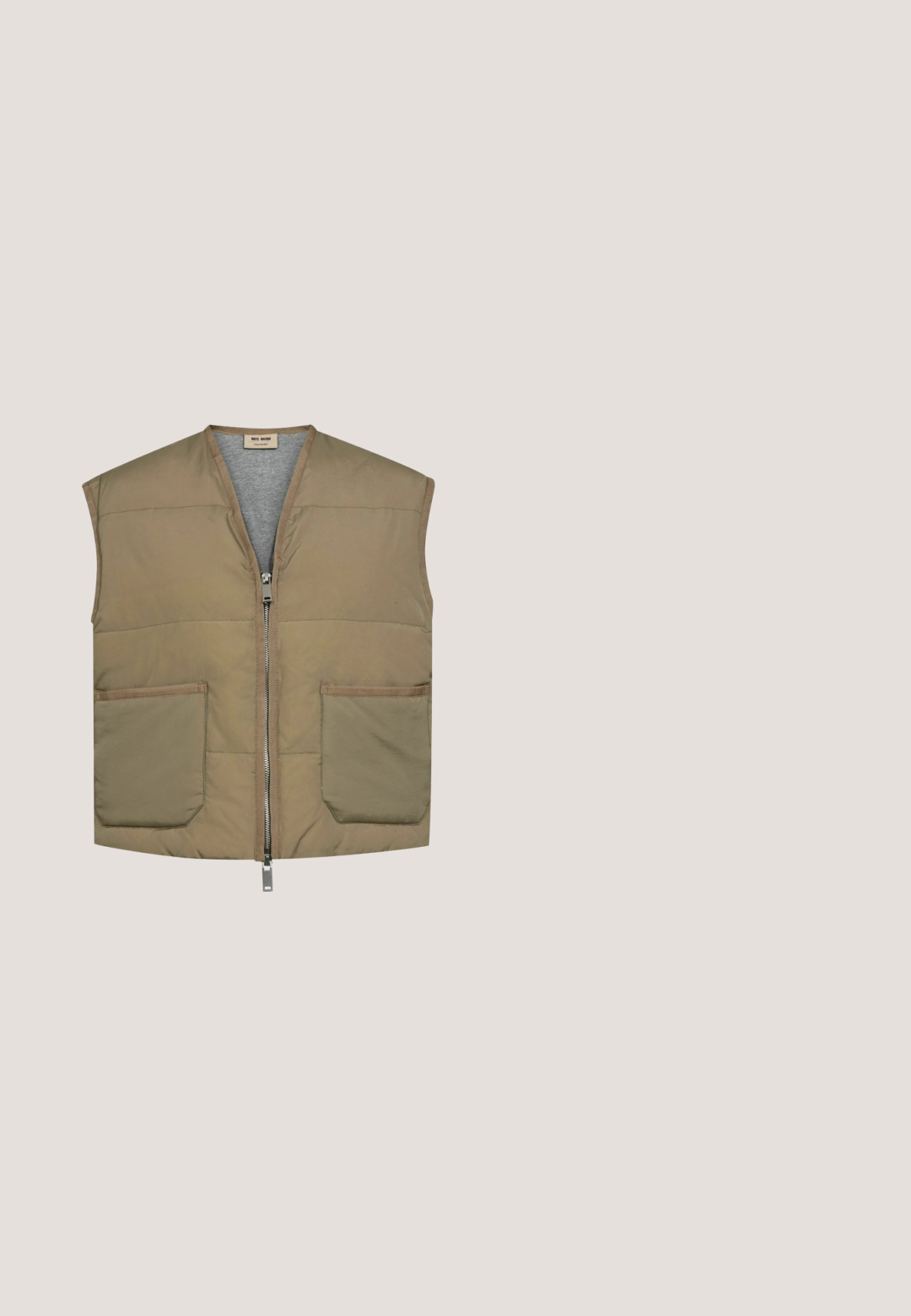 Mouwloze lichtbruine gewatteerde bodywarmer met ritssluiting aan de voorkant en twee grote schuine voorzakken, plat afgebeeld op een witte achtergrond.; Gestreepte trui in crème en olijfgroen, met een ribbelrand bij de ronde hals, lange mouwen en een aansluitende zoom. Zachte breistekstuur.; Beige gebreide broek met een elastische tailleband, verstelbare trekkoorden en rechte pijpen, afgebeeld op een witte achtergrond.; Beige suède sneaker met een wit plateauzool, voorzien van gouden metalen accenten op de hiel en het logo. Klassiek vetersluitingontwerp.; Beige leren schoudertas met een gebogen vorm, zilveren rits en een verstelbare riem; heeft twee ritstrekkers en een gestructureerd oppervlak.; Fijn gouden armband met een centraal bedeltje in de vorm van een vierbladige klaver en een verstelbare sluiting met een klein vogelbedeltje.