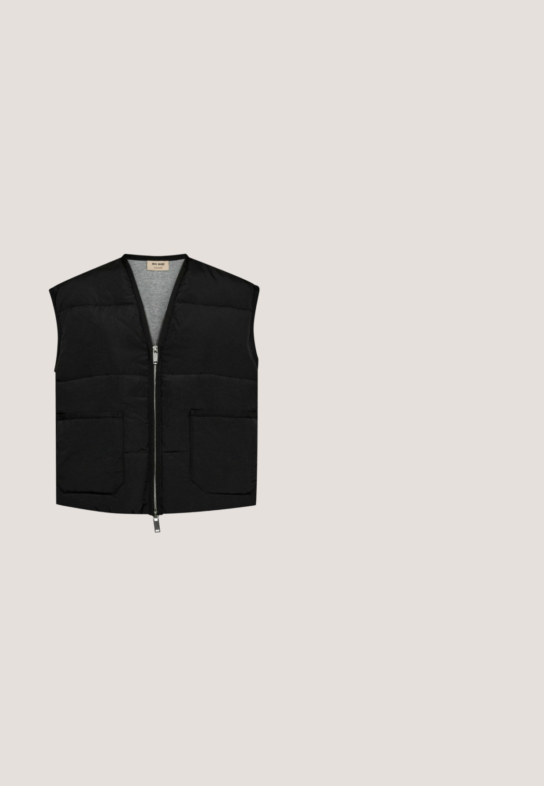 Sort ærmeløs polstret vest med frontlynlås og to store frontlommer, vist på en hvid baggrund.; My Essential Wardrobe HELLEMW EMB BOXY - T-shirts basic - black; Sorte bukser med høj talje, smocksyet taljebånd og elastiske manchetter, løstsiddende gennem hoften og med afsmalnende ben.; Sort og hvid chunky sneaker med tekstureret sål, mesh og læder overdel, tykke sorte snørebånd og en trækflap ved hælen.; Store sorte pilot-solbriller med mørketonede linser, vist mod en hvid baggrund.; Sort tekstureret stof talje taske med et påsyet logopatch med teksten "COSTER" på fronten i midten.
