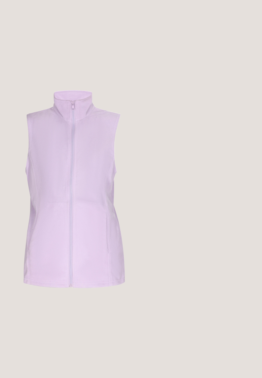 Chaleco sin mangas de color lila claro, hecho de tela suave, con un cuello alto y cremallera delantera. Presenta dos bolsillos laterales y una textura lisa.; Camiseta de canalé sin mangas en lavanda apagada con escote redondo y texto blanco «OH APRIL» centrado en el pecho.; Pantalones cortos de lavanda clara hechos de una tela suave, con una cinturilla elástica y un corte relajado, presentando un diseño simple y sin adornos.; Sandalia plana lila con dos tiras anchas sobre el pie, una cerca de los dedos y otra en la parte media del pie, sobre fondo blanco.; Cartera de mano de cuero lilas con un acabado texturizado, que cuenta con una cadena dorada y una correa de hombro extraíble. Cierre con cremallera en la parte superior.; Pulsera ajustable de cuerda morada con cuentas facetadas de lavanda, separadores dorados, una perla blanca central y un pequeño charm de ángel dorado.