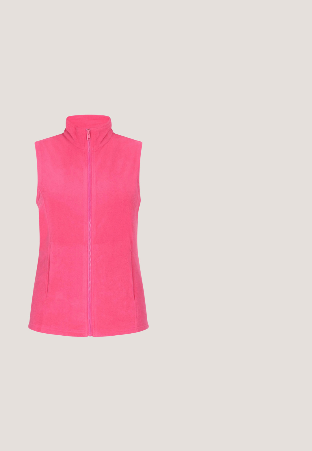 Chaleco de forro polar rosa con un alto cuello y cremallera frontal completa. Presenta una textura suave y diseño sin mangas, adecuado para usar en capas.; Camiseta de algodón de color rosa brillante, de manga corta y cuello redondo, con dobladillo y detalles de costura simples, exhibida sobre un fondo blanco.; Pantalones de chándal de algodón rosa con cintura elástica, cordón ajustable y dos bolsillos frontales. Diseño de pierna tapered con una textura suave.; Zapatilla deportiva de color rosa brillante con suela blanca con patrón ondulado y parte superior de malla, vista desde un lado sobre un fondo blanco.; Gafas de sol estilo ojo de gato rojas con montura translucida rosa y lentes tintados, descansando sobre una superficie clara.; Bolsa tote rosa con manchas de leopardo en tonos púrpura y rosa oscuro, con dos asas largas rosas.