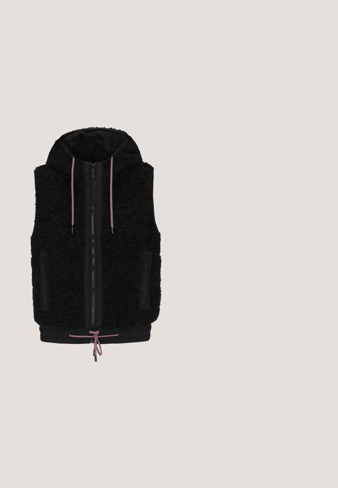 Sort vest med en struktureret, pelsagtig overflade, hætte og pink og hvid snøre. Har sorte lynlåslukninger og sidelommer.; Sort kortærmet polo-shirt med krave, seks knapper og tekstureret stof. Minimalistisk design uden yderligere detaljer.; Sorte højtaljede bredbenede denimjeans med frontknap og lynlås, bæltestropper og fem-lomme stil.; Sorte læder ankelstøvler med rund tå, elastiske sidepaneler og en struktureret gummisål med en moderat blokhæl.; Sort rektangulær læderhandtaske med bærerem i toppen, guldkæde skulderrem og et gulddekoreret logo på frontpanelet.; Rose gold halskæde med en kæde af små, runde klare krystaller, forbundet med cirkulære led, og med en justerbar lås.