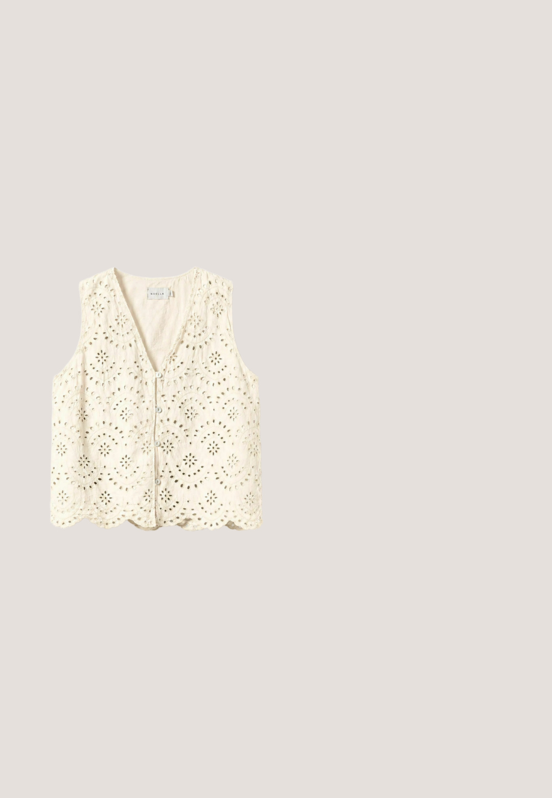 Veste sans manches crème avec boutons, broderie florale à jour et ourlet festonné de Noella, présentée sur fond blanc.; Veste à manches courtes de couleur crème avec une fermeture éclair frontale, un col rond et des coutures ajustées, posée à plat sur un fond blanc.; Pantalon blanc à jambes larges avec taille haute, cordon de serrage et détail de panneau avant superposé, posé à plat sur fond blanc.; Sandale tongs beige avec semelle texturée et bride en forme de Y métallique dorée sur fond blanc.; Lunettes de soleil surdimensionnées à motif écaille de tortue avec une monture large et des verres teintés beige, présentées sur un fond blanc.; Sac fourre-tout tissé beige avec des anses en cuir marron foncé, des finitions et un pompon orné de coquillages suspendu sur un côté.
